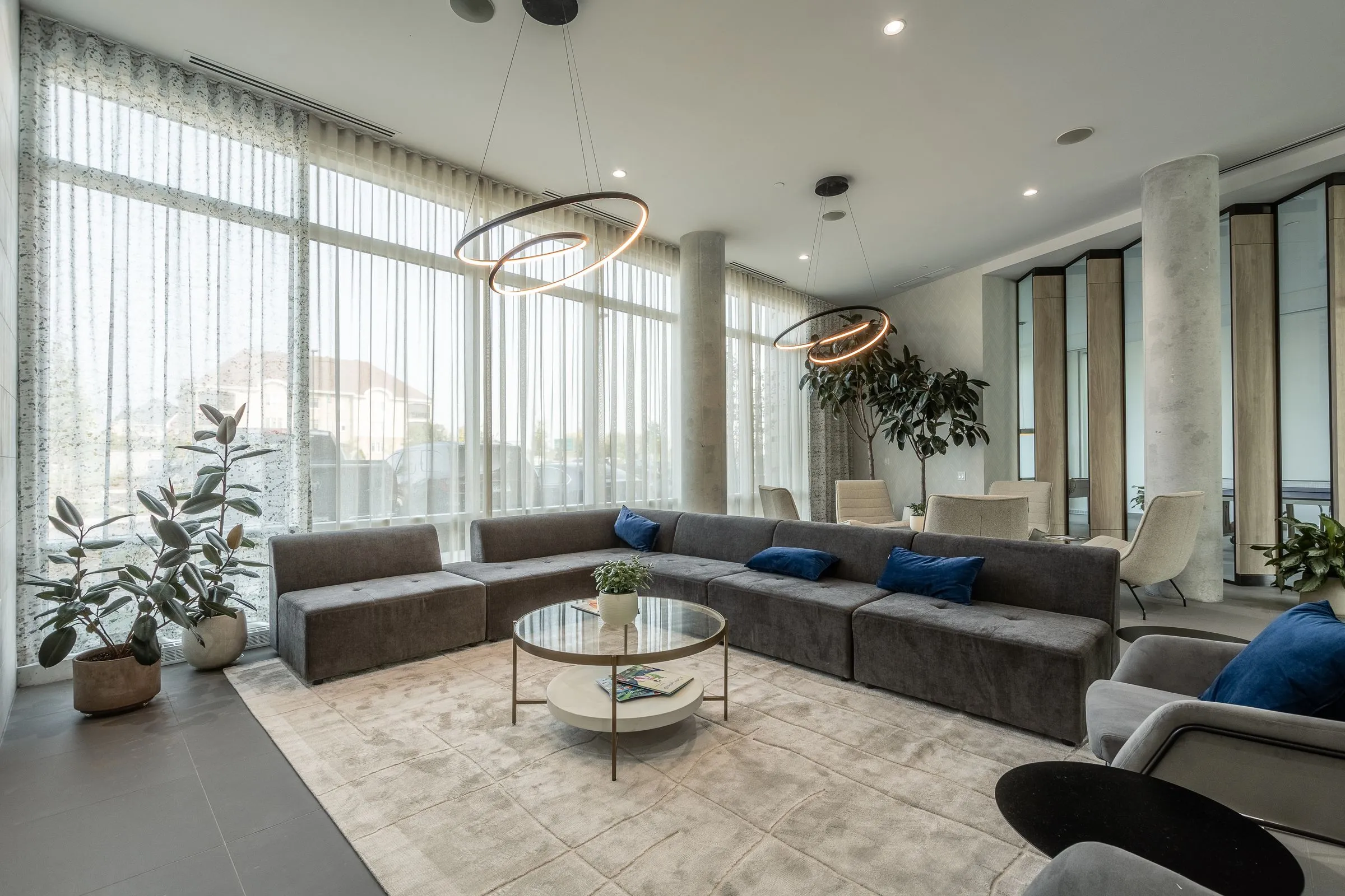 Lounge de Mostra Mascouche, grand canapé sectionnel et baies vitrées