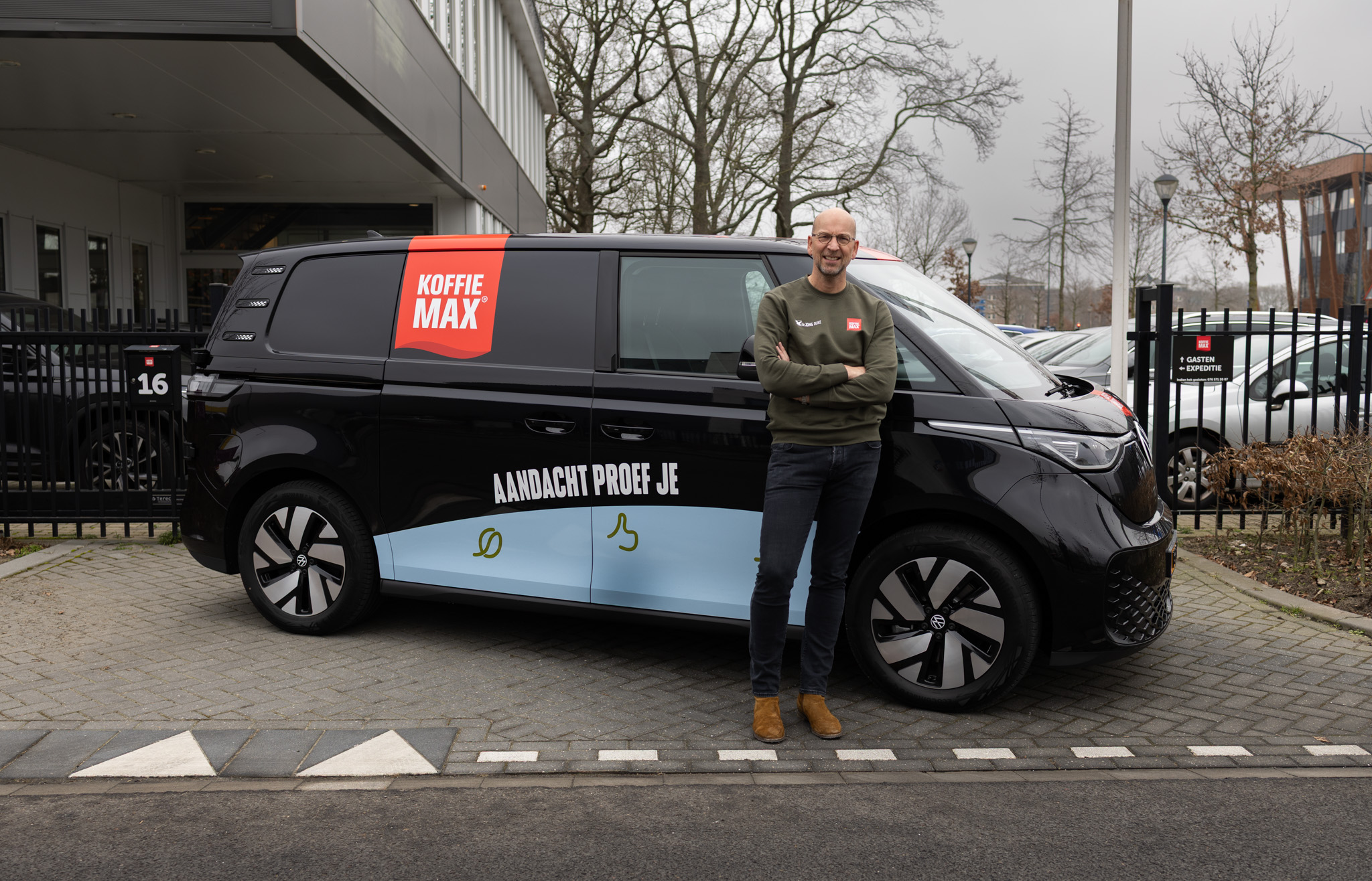 Koffiemax-eigenaar Dennis bij de elektrische bestelbussen voor duurzame bezorging