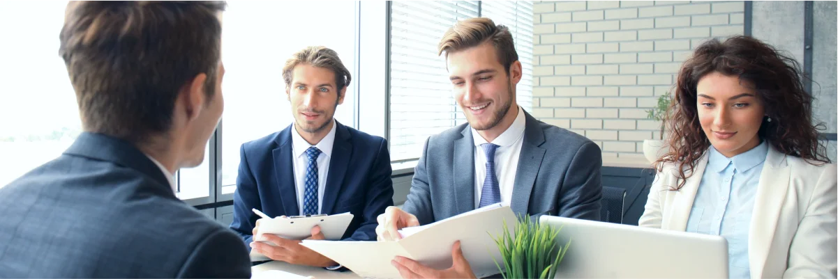 Wir prüfen deine Unterlagen, vereinbaren ein Gespräch mit dir und schauen, ob die Chemie zwischen uns stimmt.