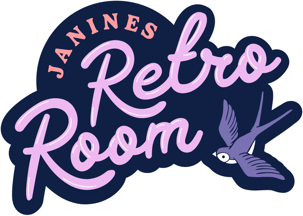 Logo mit dem Text Janines Retro Room in rosa und violett mit einer stilisierten fliegenden Schwalbe.