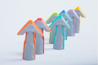 REGGA nastavki različnih barv postavljeni eden zraven drugega – studijska fotografija