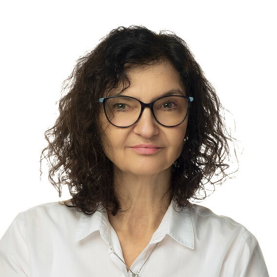 Portrait of Simona Strašnik, founder of Revia