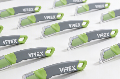 VIREX Pro noži s prozornim pokrovčkom položeni na mizo