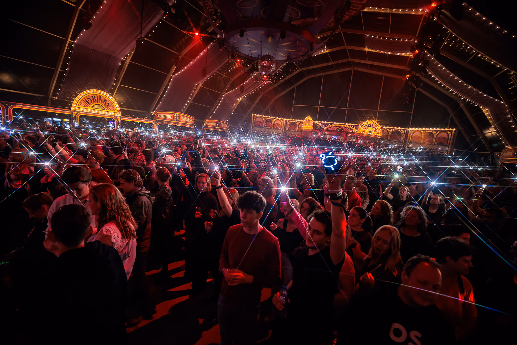 Sfeerbeeld van een tentfeest.