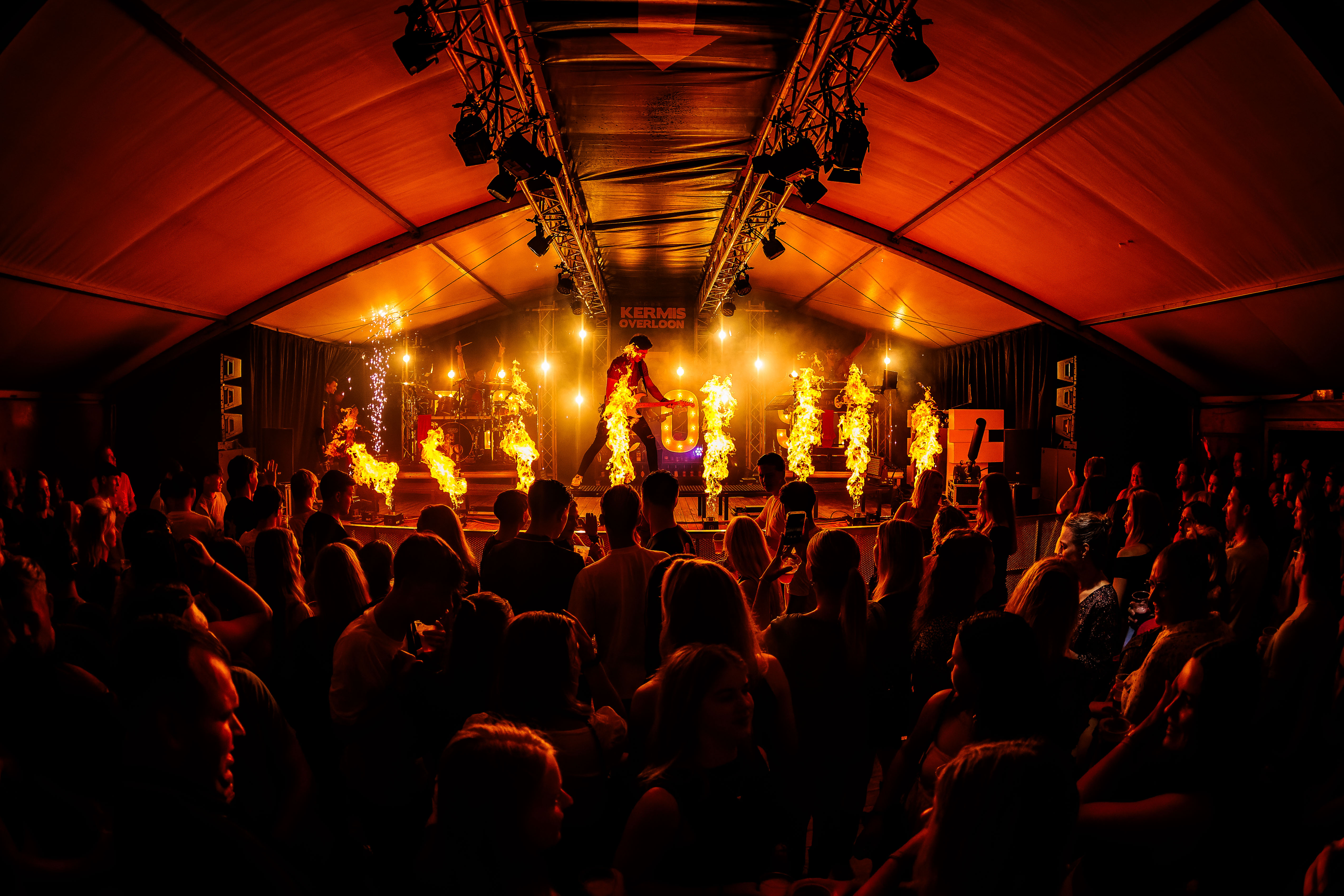 Sfeerbeeld van PROOST! BAND tijdens een live-optreden. Foto door Bold Productions contentspecialist voor Events & Artiesten.