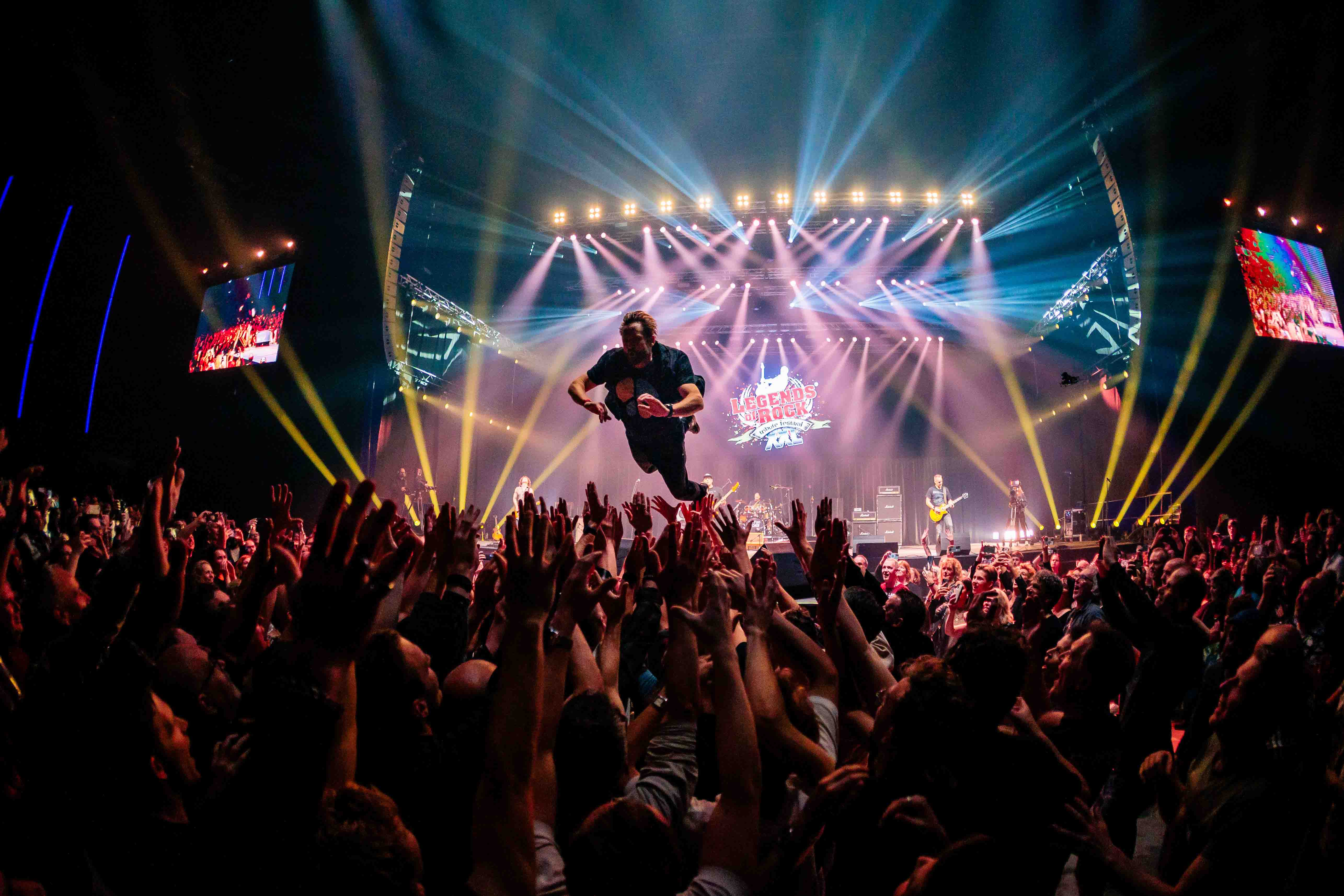 Actiefoto van een zanger die het publiek bespringt tijdens Legends of Rock. Vastgelegd door Bold Productions contentspecialist voor Events & Artiesten.