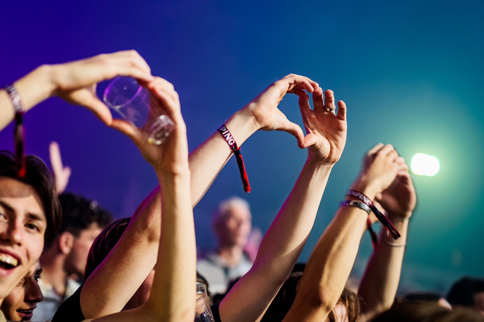 Sfeerbeeld van festivalgangers. Vastgelegd door Bold Productions contentspecialist voor Events & Artiesten.