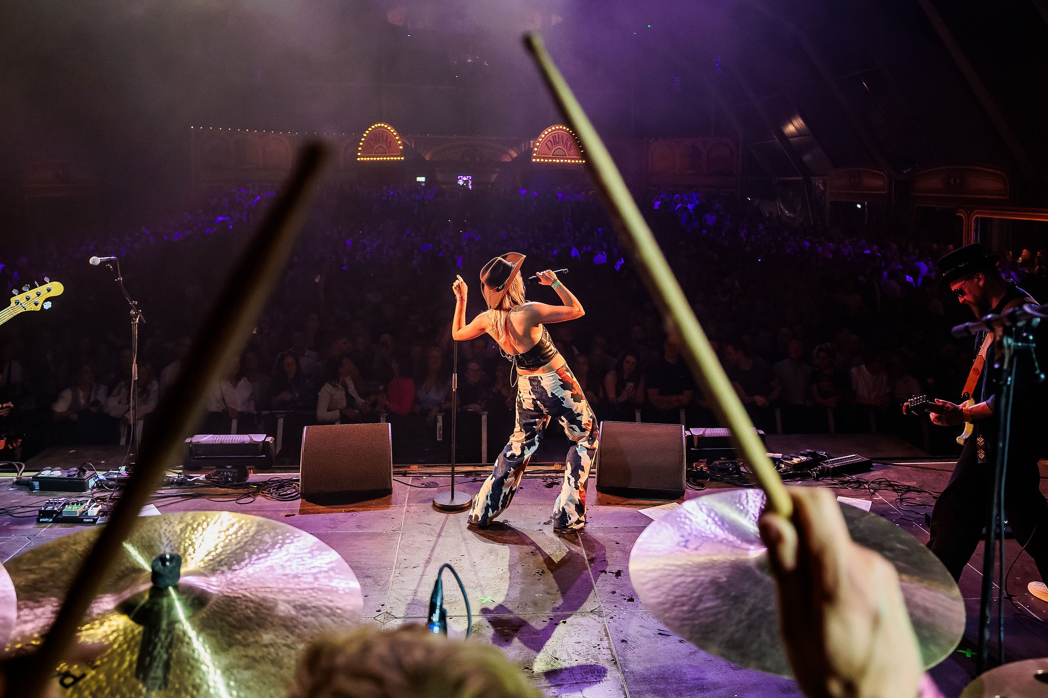Sfeerbeeld van een live-optreden in een tent. Foto door Bold Productions contentspecialist voor Events & Artiesten.