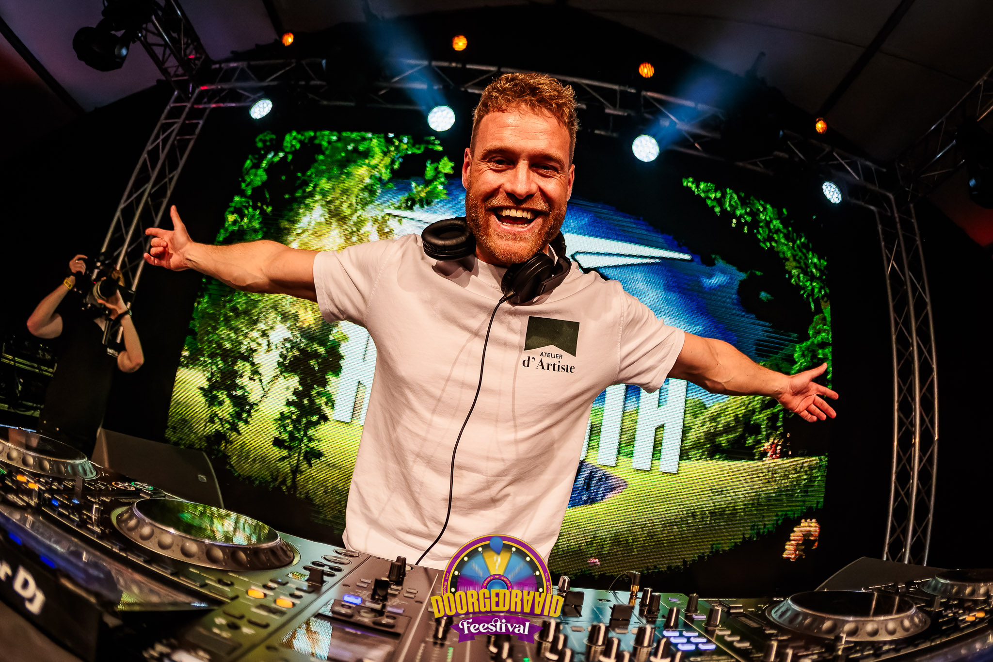 Sfeerbeeld van een DJ tijdens het Doorgedraaid Feestival. Vastgelegd door Bold Productions contentspecialist voor Events & Artiesten.