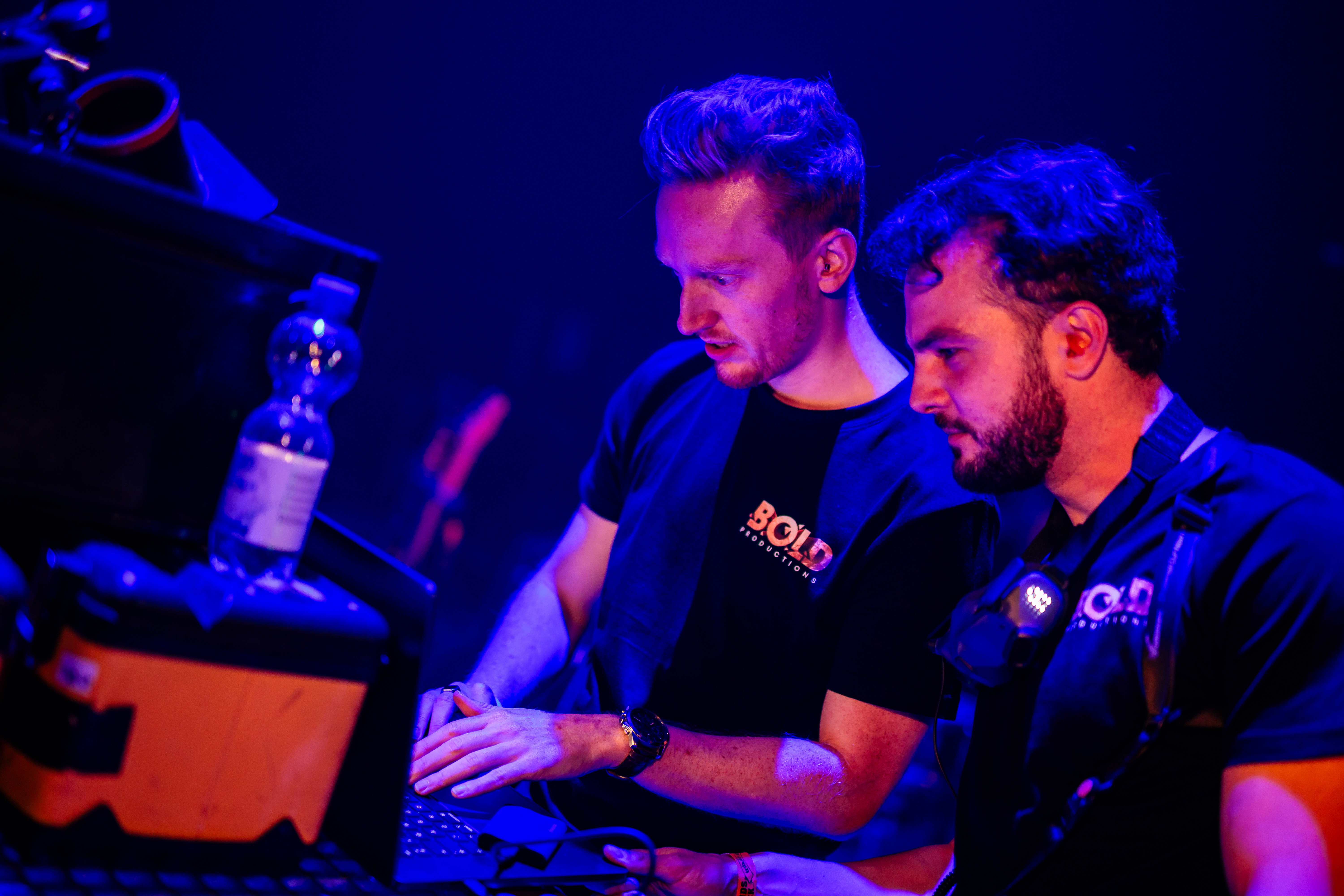 Team Bold Productions achter de schermen tijdens een event.