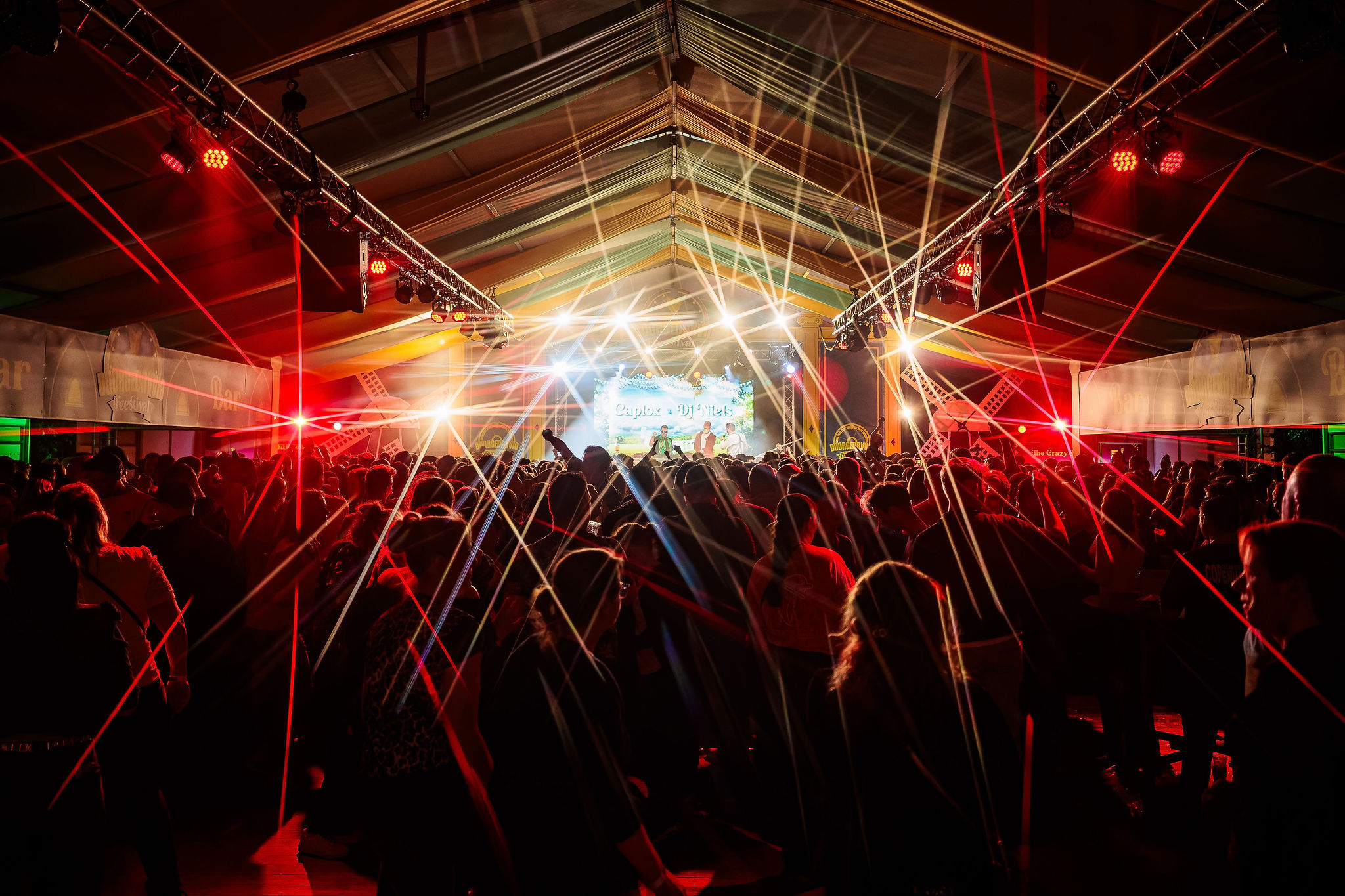 Sfeerbeeld tijdens een tentfeest. Fotografie door Bold Productions contentspecialist voor Events & Artiesten.