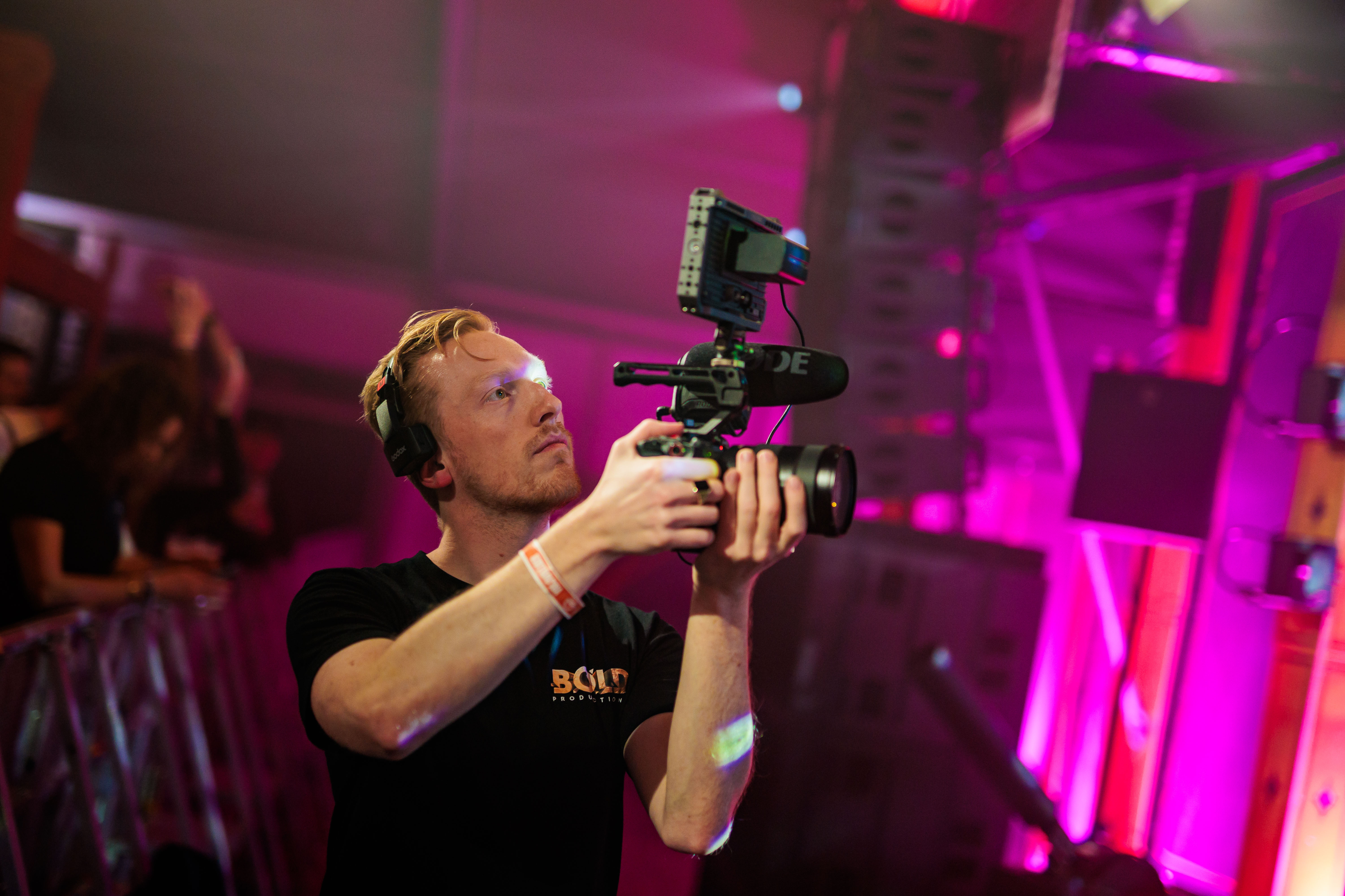 Mike Ampting, Creative Director van Bold Productions, aan het werk tijdens een festival.