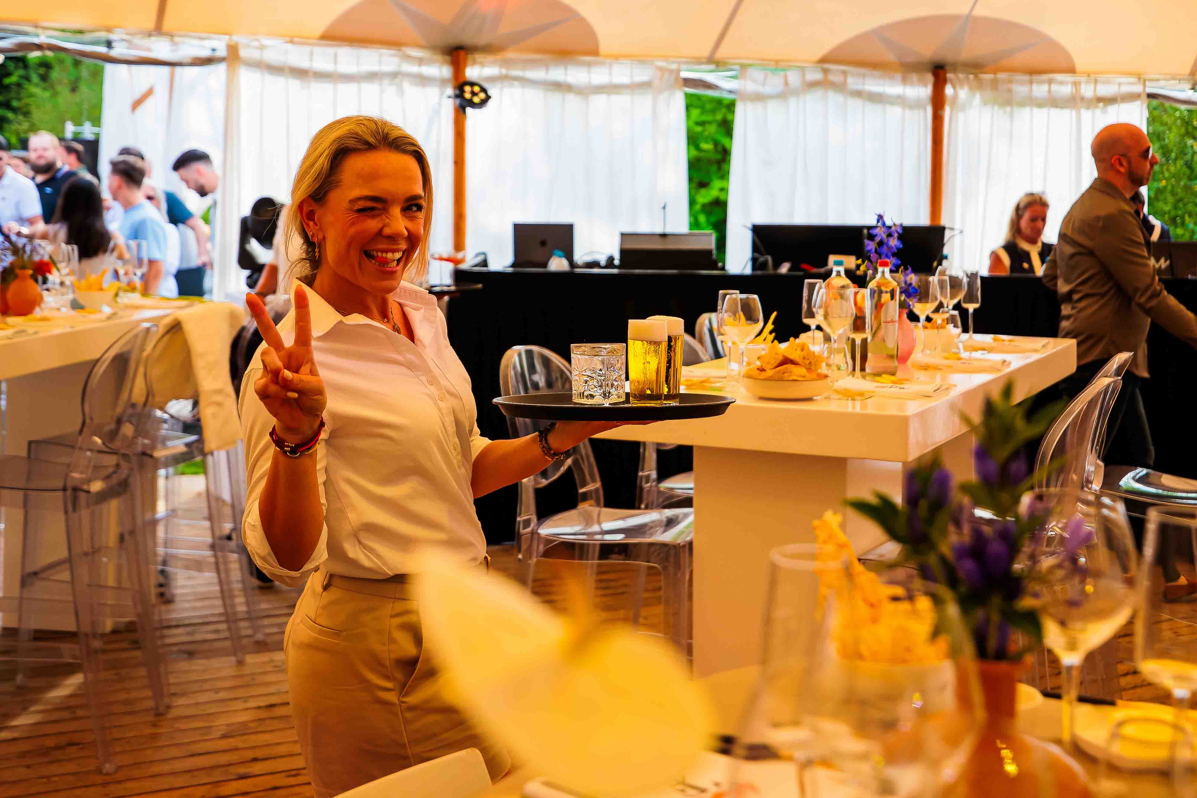 Een serveerster tijdens een festival. Foto gemaakt door Bold Productions, contentspecialist voor Events & Artiesten.