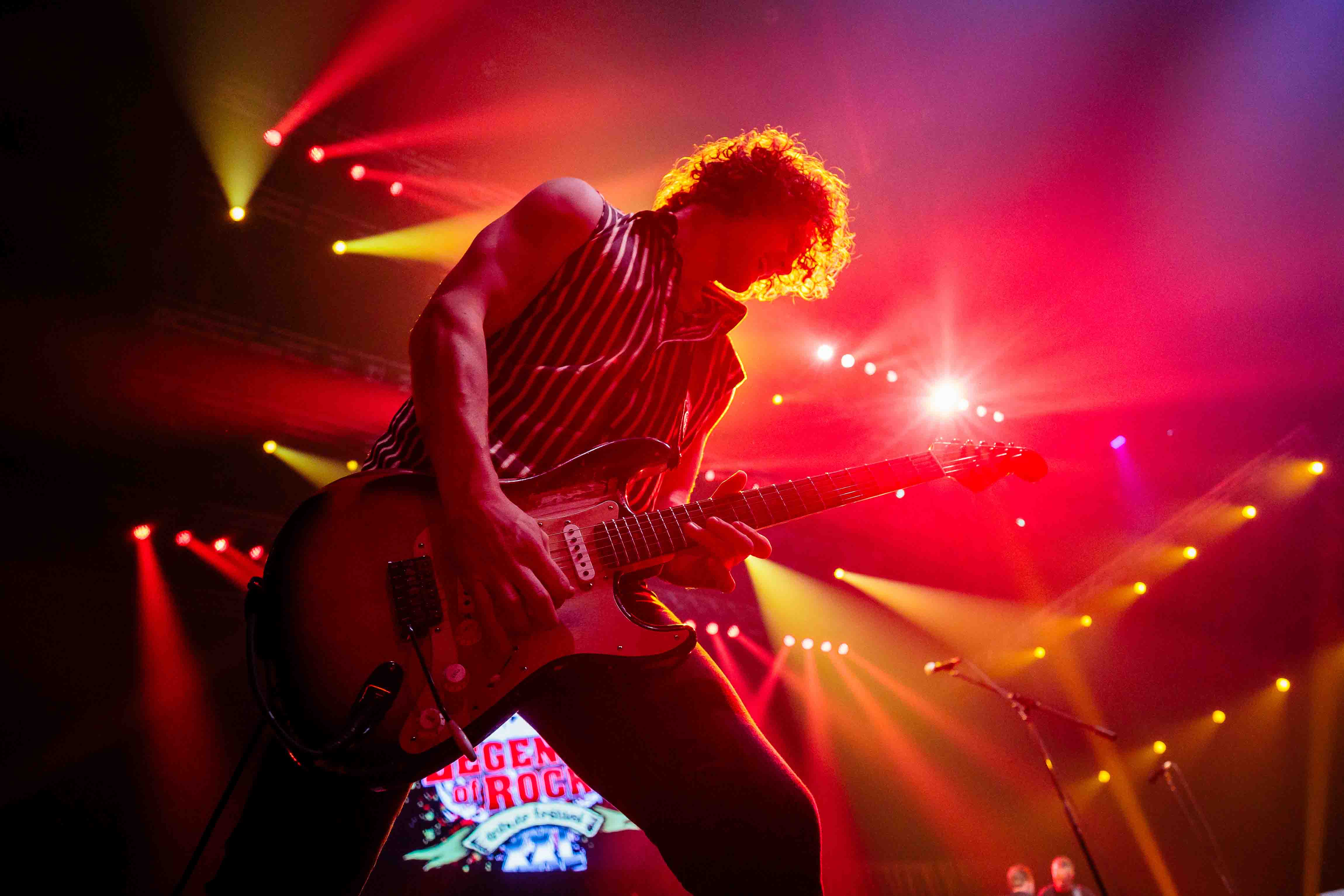 Foto van een gitarist tijdens een live-optreden. Fotografie door Bold Productions, contentspecialist voor Events & Artiesten.