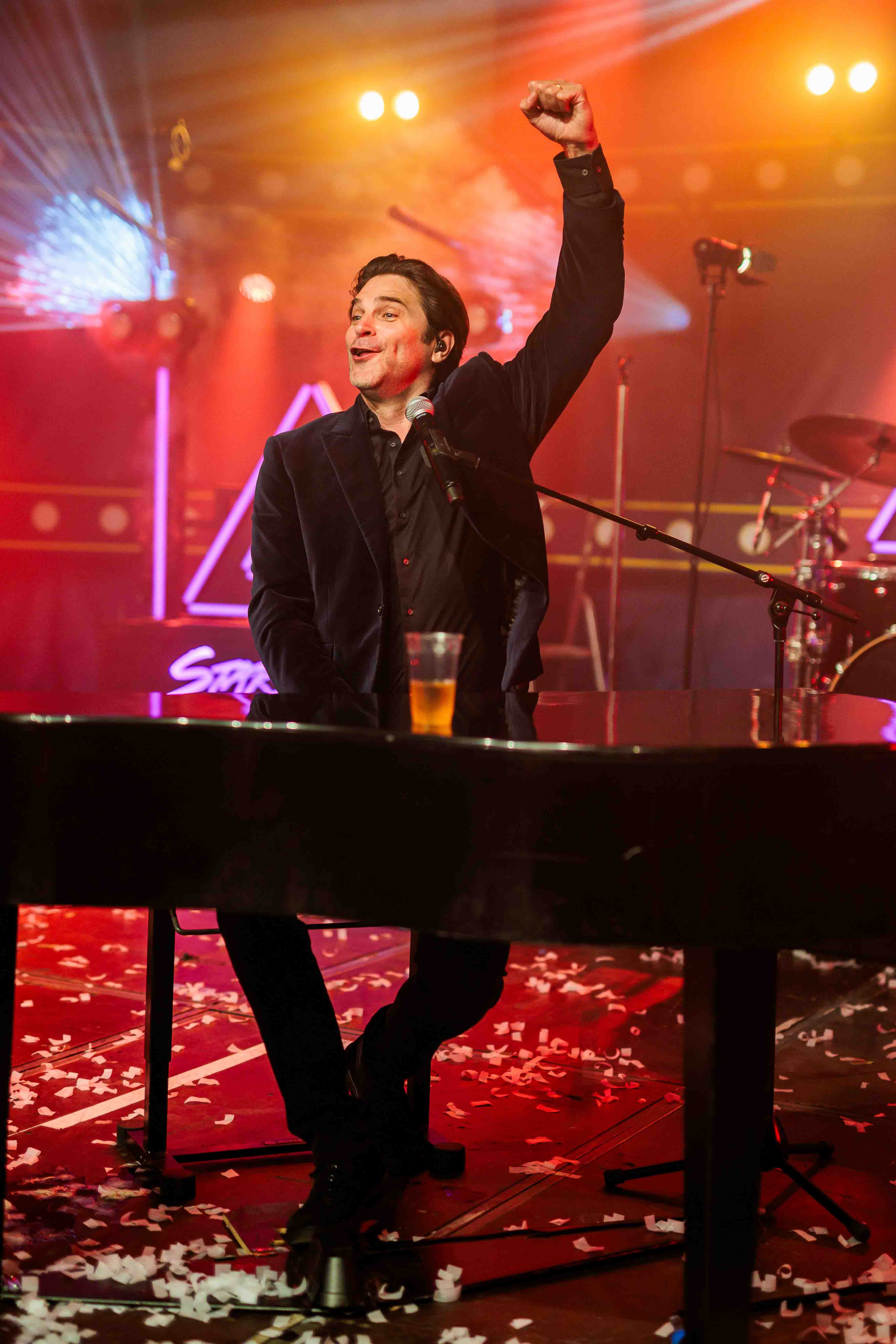 Zanger Xander de Buisonjé tijdens het Dorpsfeest in Wehl. Vastgelegd door Bold Productions, contentspecialist voor Events & Artiesten.