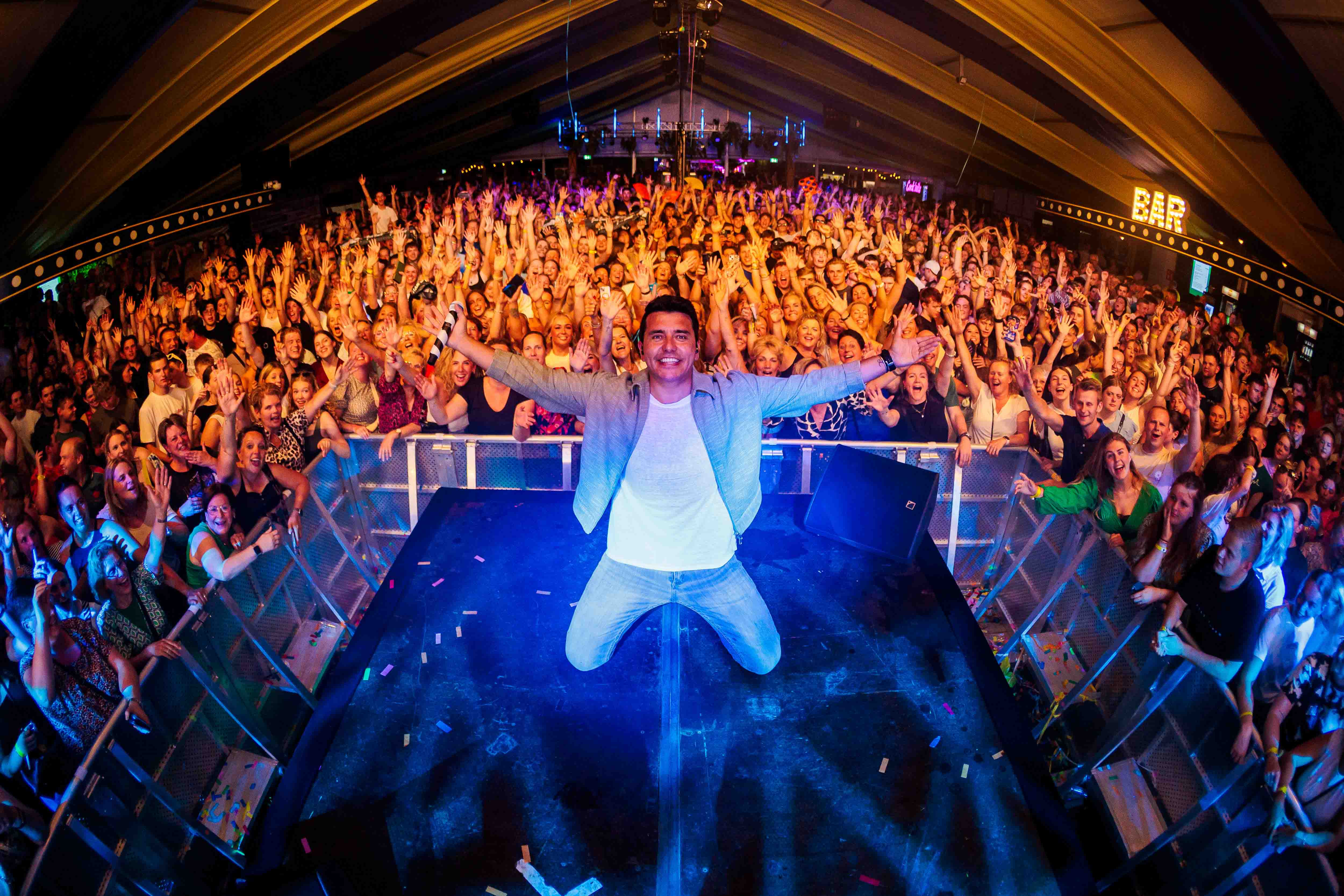 Zanger Jan Smit tijdens een optreden in een tentfeest. Vastgelegd door Bold Productions, contentspecialist voor Events & Artiesten.