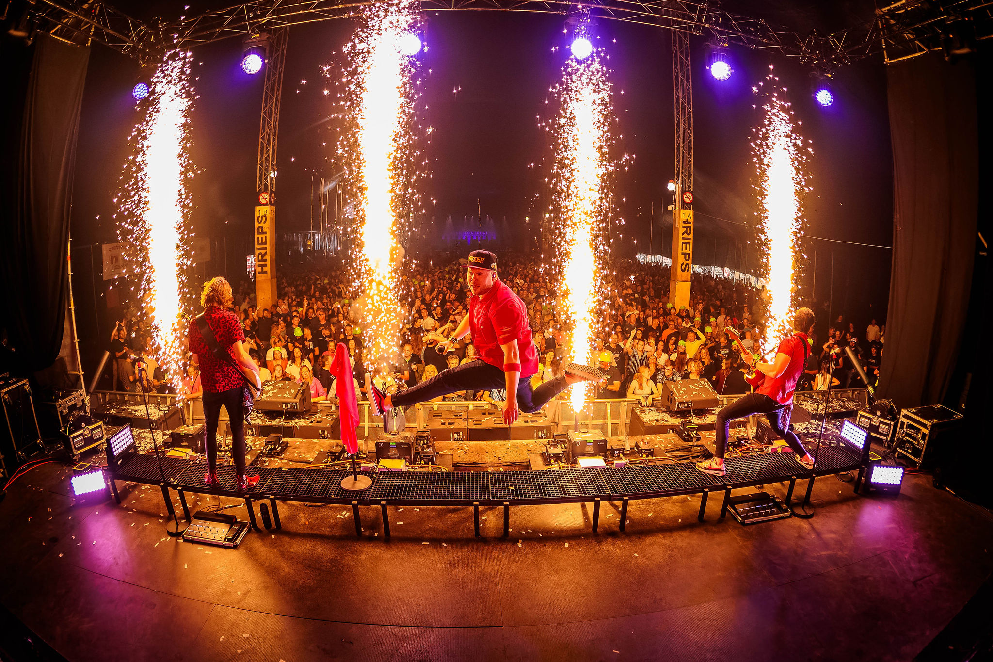 Actiefoto van PROOST! BAND tijdens een festival. Foto gemaakt door Bold Productions, contentspecialist voor Events & Artiesten.