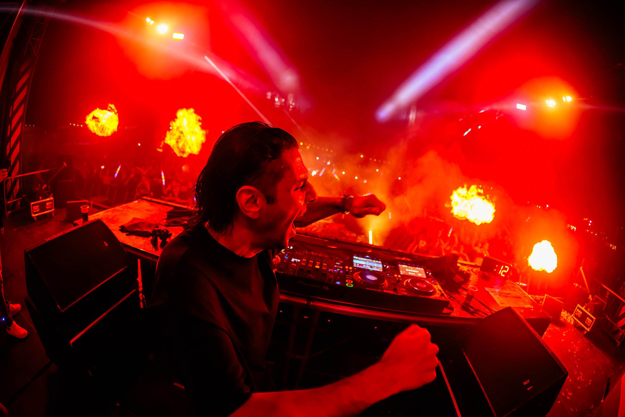 Een DJ tijdens zijn liveset bij het Solexrace Festival.