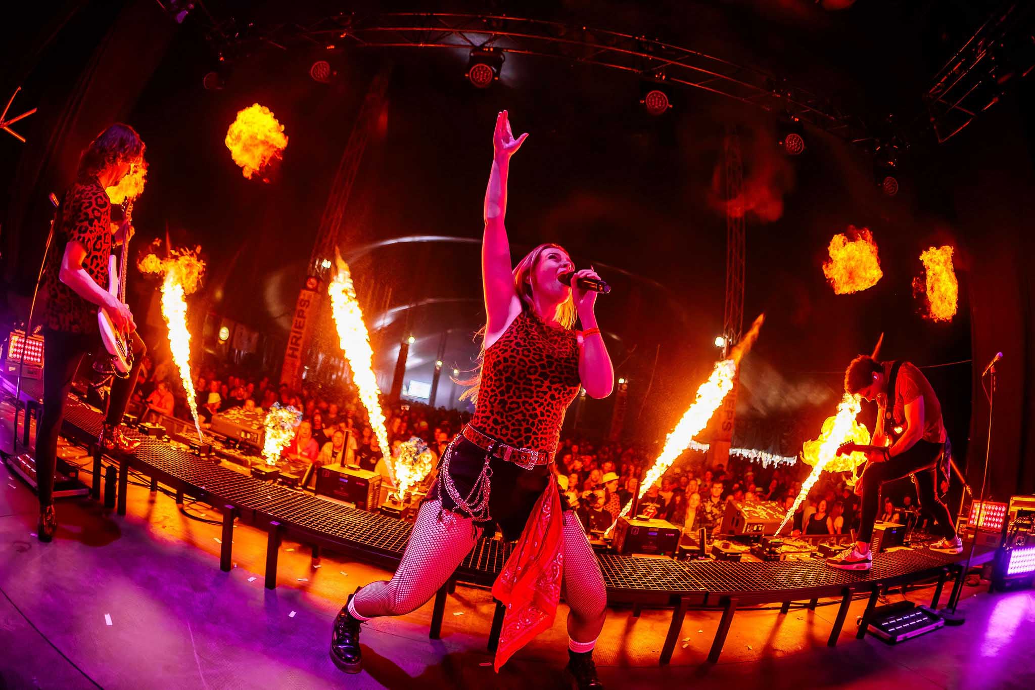 Actiefoto van een live-optreden tijdens een festival. Vastgelegd door Bold Productions, contentspecialist voor Events & Artiesten.