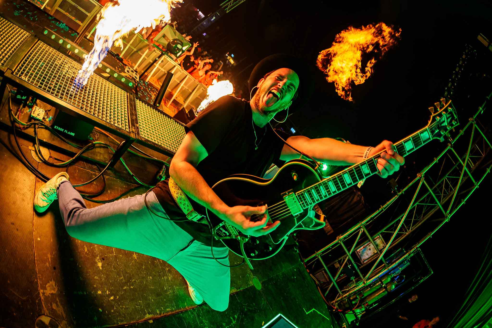 Een gitarist omringd door vuur tijdens een live-optreden. Foto gemaakt door Bold Productions, contentspecialist voor Events & Artiesten.
