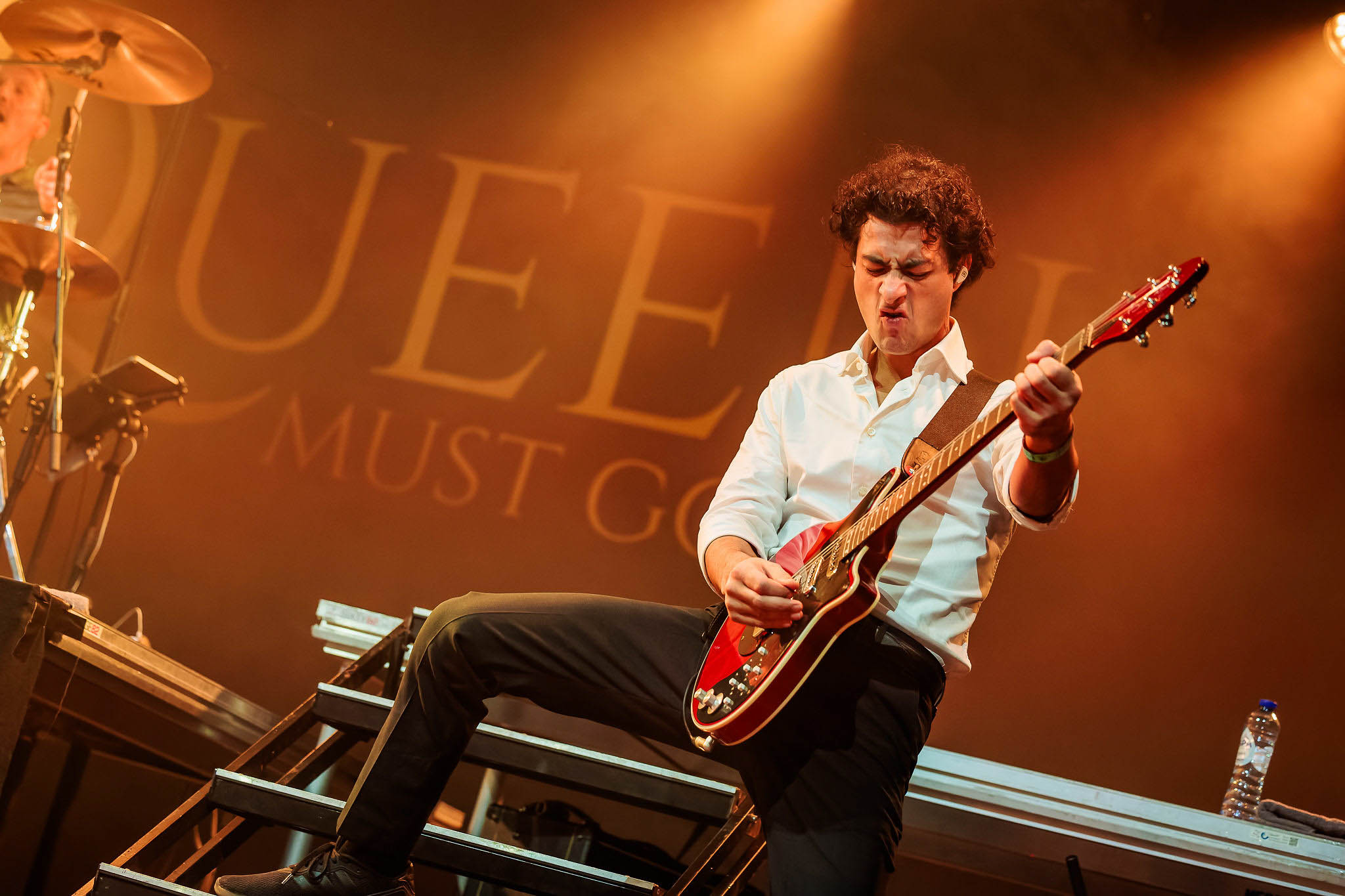 Queen tribute band Queen Must Go On tijdens een live-optreden.