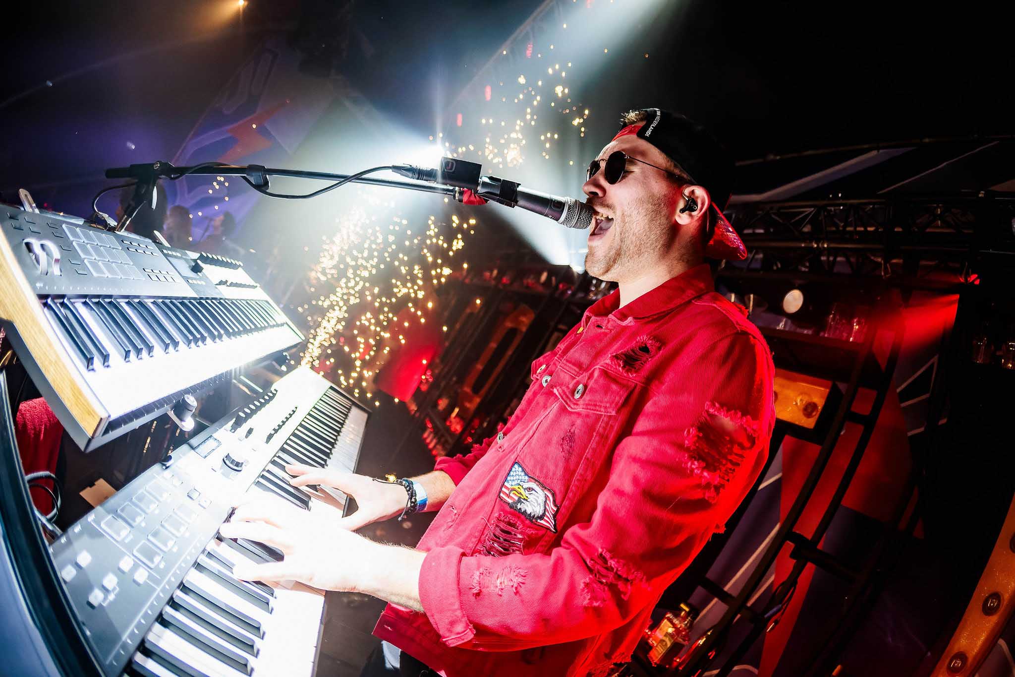 Een pianist tijdens een live-optreden, vastgelegd door Bold Productions, contentspecialist voor Events & Artiesten.