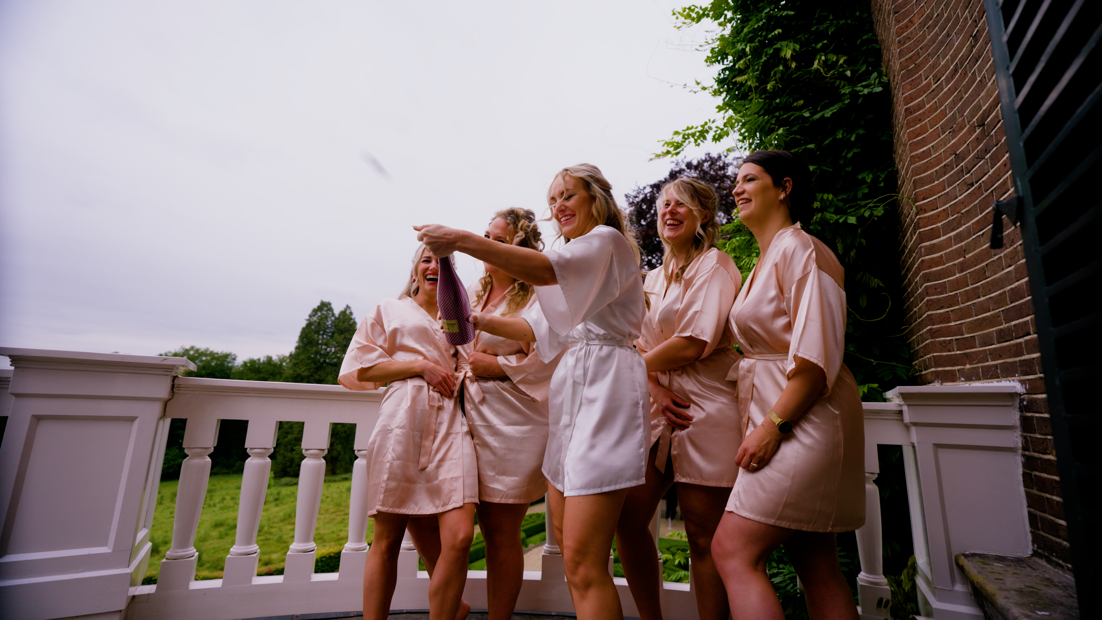 De bruid met haar vriendinnen op haar bruiloft. Foto gemaakt door Bold Productions, contentspecialist voor Events & Artiesten.