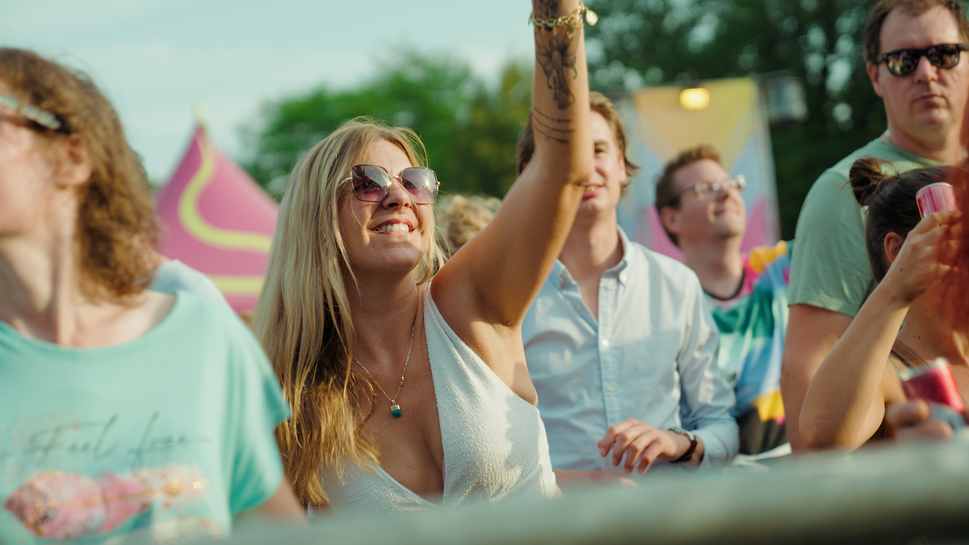 Festivalgangers tijdens een live-optreden, vastgelegd door Bold Productions, contentspecialist voor Events & Artiesten.