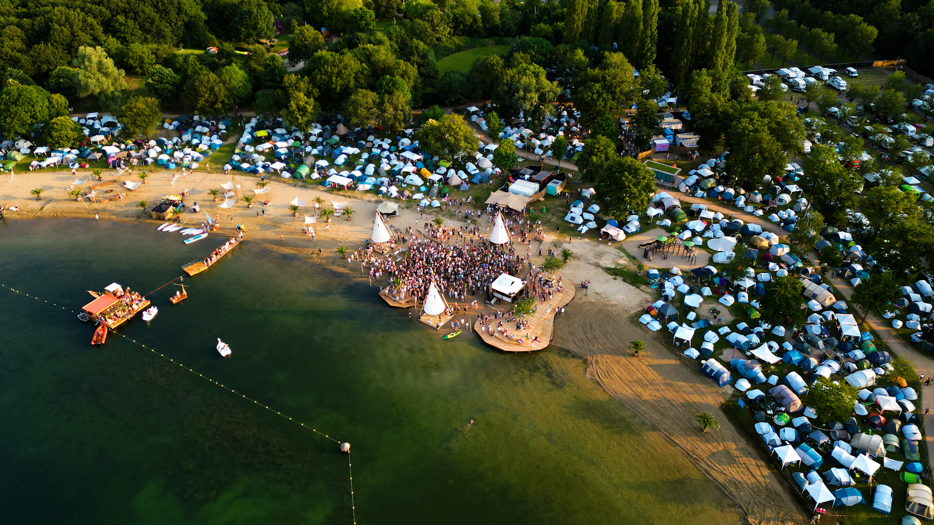 Droneshot van een festival vastgelegd door Bold Productions, contentspecialist voor Events & Artiesten.