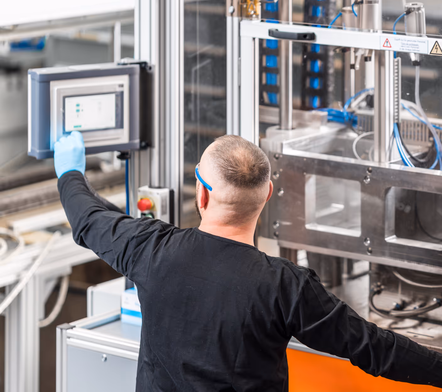 Resin-Transfer-Molding-Verfahren: Harz wird in ein geschlossenes Werkzeug mit Faser-Preform injiziert