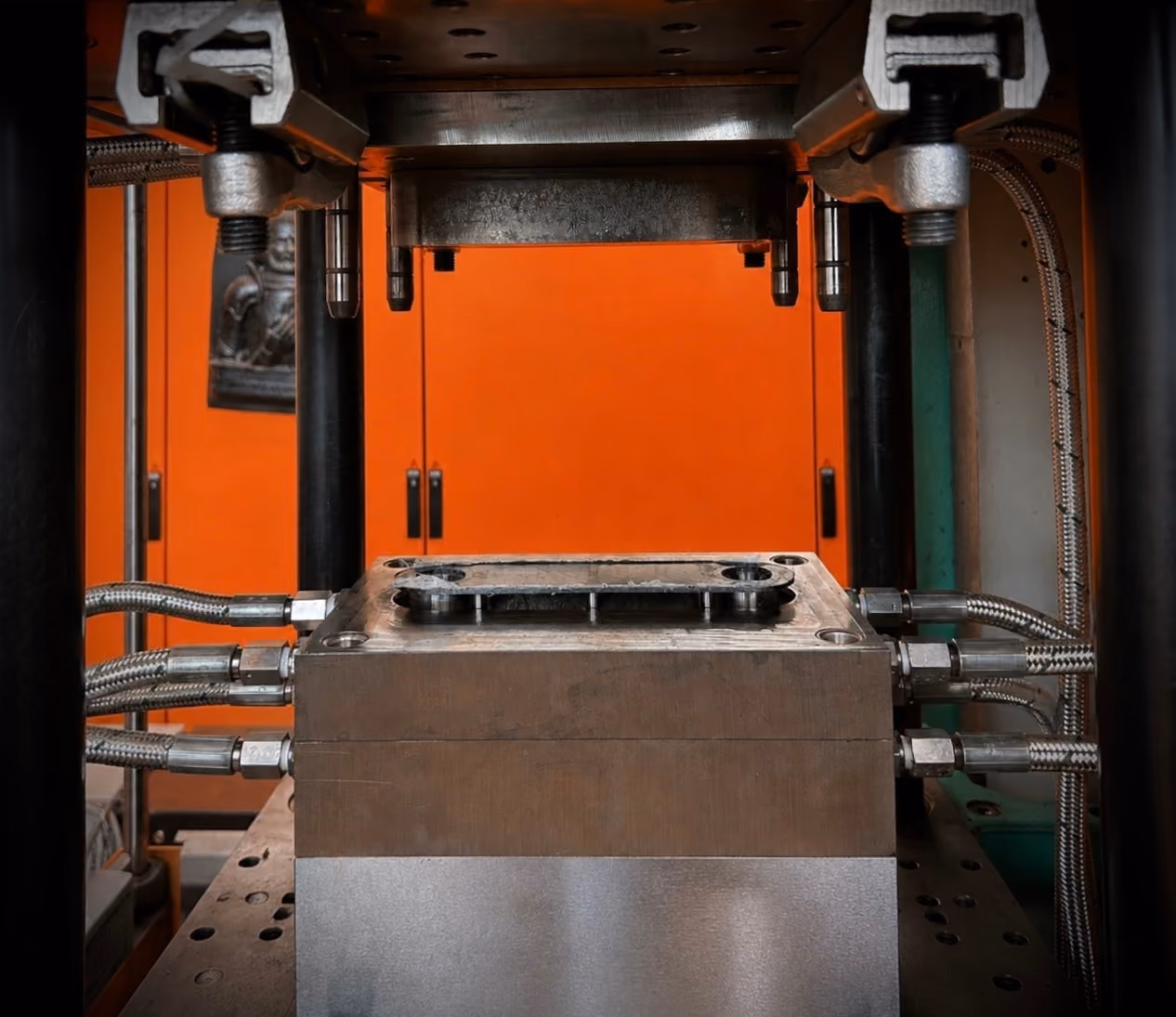 Hot-Compression-Molding-Verfahren: Composite-Bauteil wird unter Hitze und Druck geformt