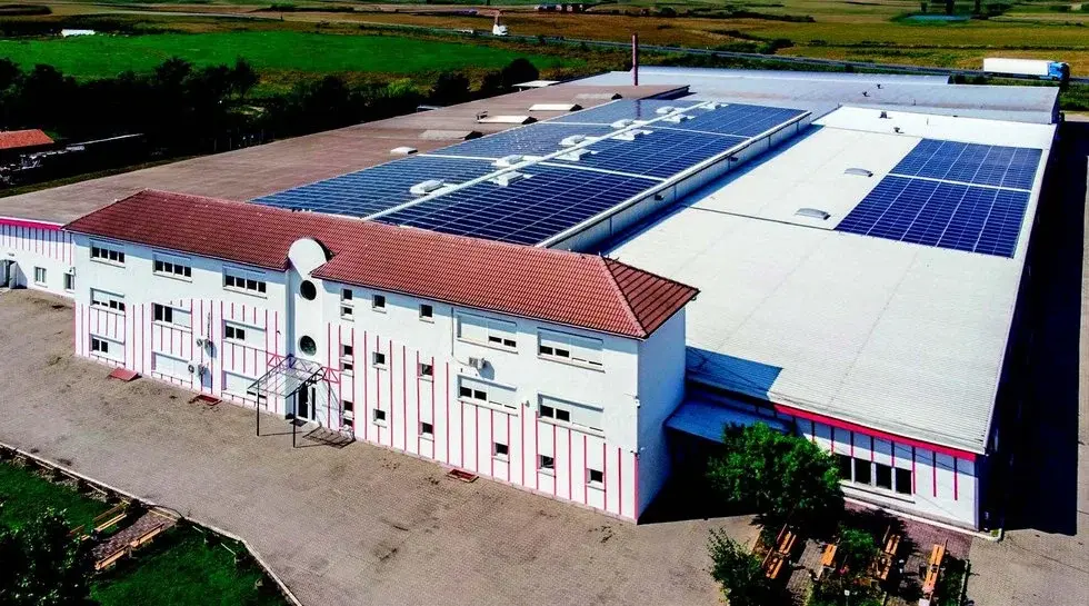 Luftaufnahme des BIONTEC Produktionsstandorts in Rumänien mit Photovoltaikanlage auf dem Dach