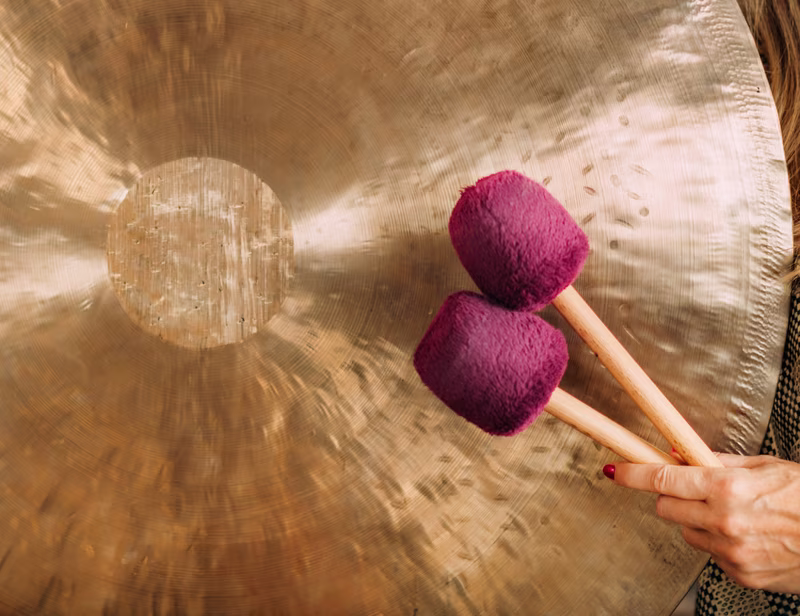 Bain sonore au gong tibétain proposé au cabinet de sonothérapie Essentia Anandi à Morrens près de Lausanne