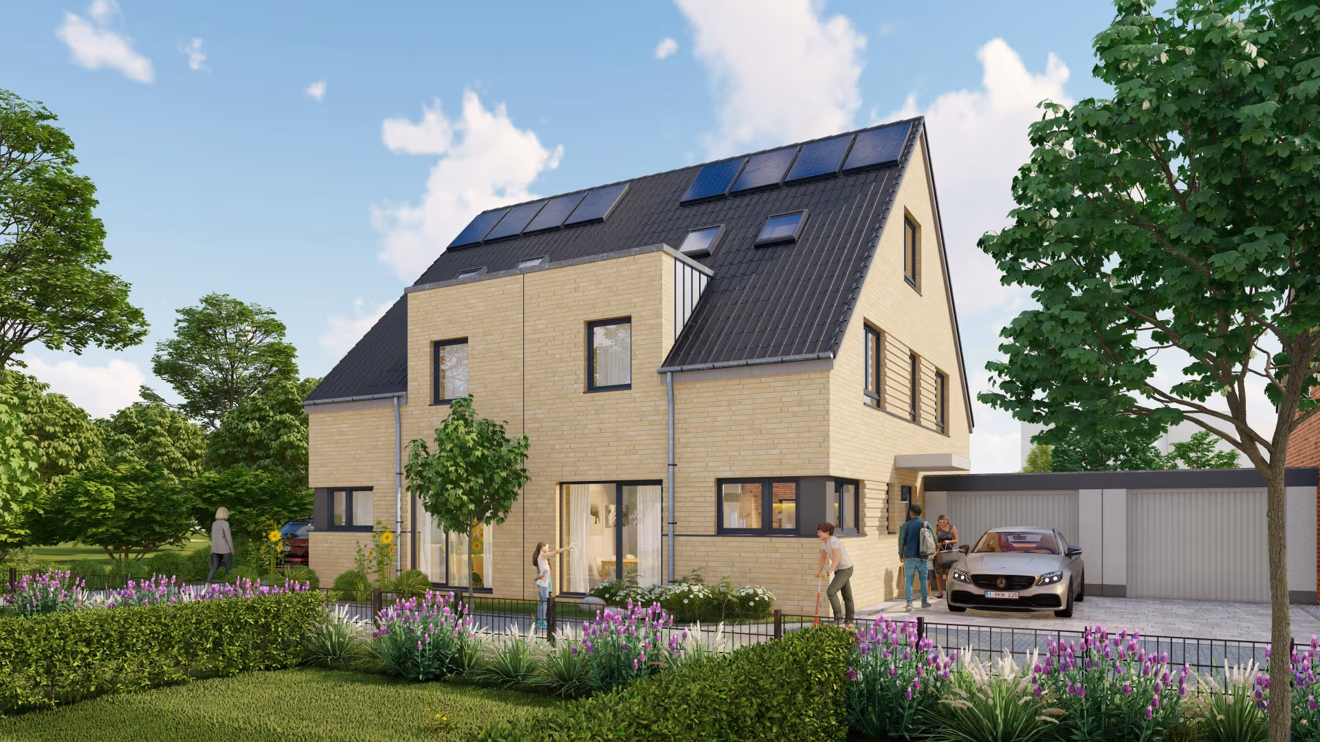 Neubauprojekt Leverkusen Steinbüchel: Modernes, zweigeschossiges Haus aus gelbem Klinker mit Solarmodulen auf einem schwarzen Dach, umgeben von Bäumen und einem Garten mit lila Blumen; in der Einfahrt befinden sich Personen und ein Auto.“