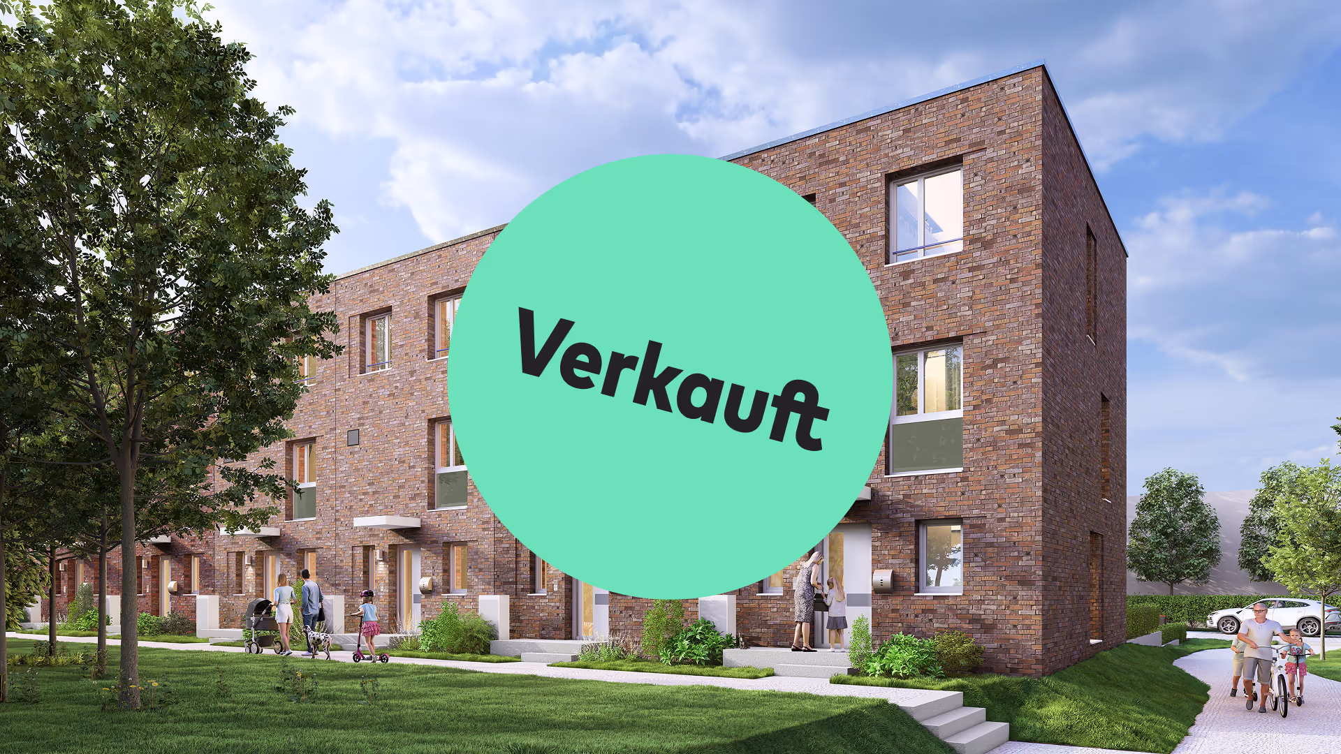Moderne, dreigeschossige Backstein-Reihenhäuser des Neubauprojekts Leverkusen Steinbüchel in einem grünen, von Bäumen gesäumten Viertel, in dem Personen spazieren gehen, spielen und Rad fahren.