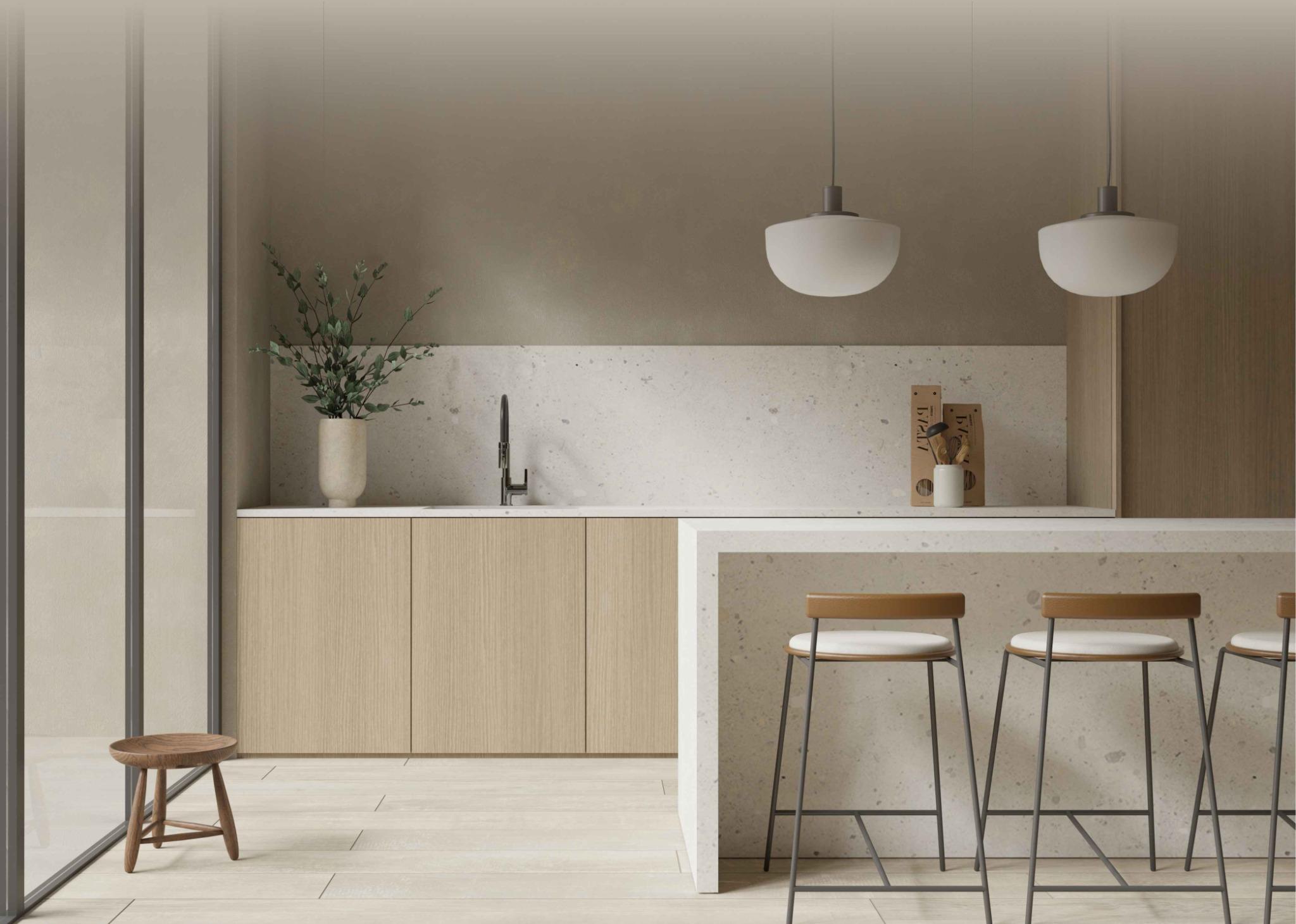 Schlafzimmer mit Doppelbett, gelber Tagesdecke, weißen Handtüchern und stilvollen Wandbildern – gemütlich und modern eingerichtet