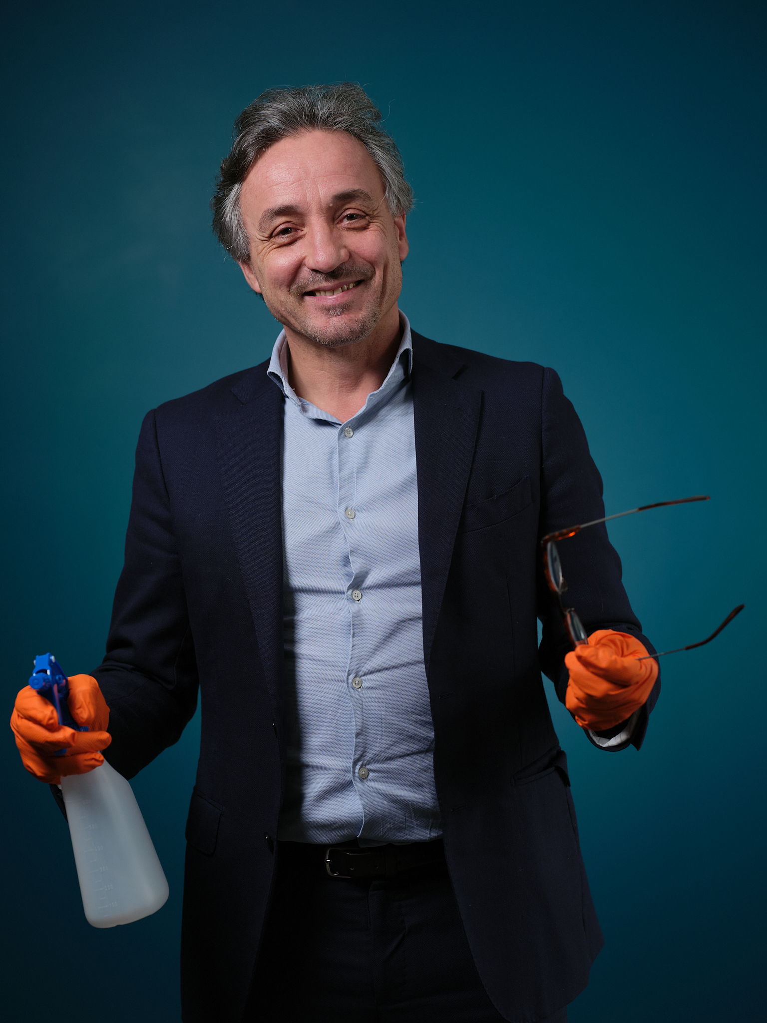 Pascal Lusson créateur de Cleanset, souriant tenant dans la main des produits ménagers