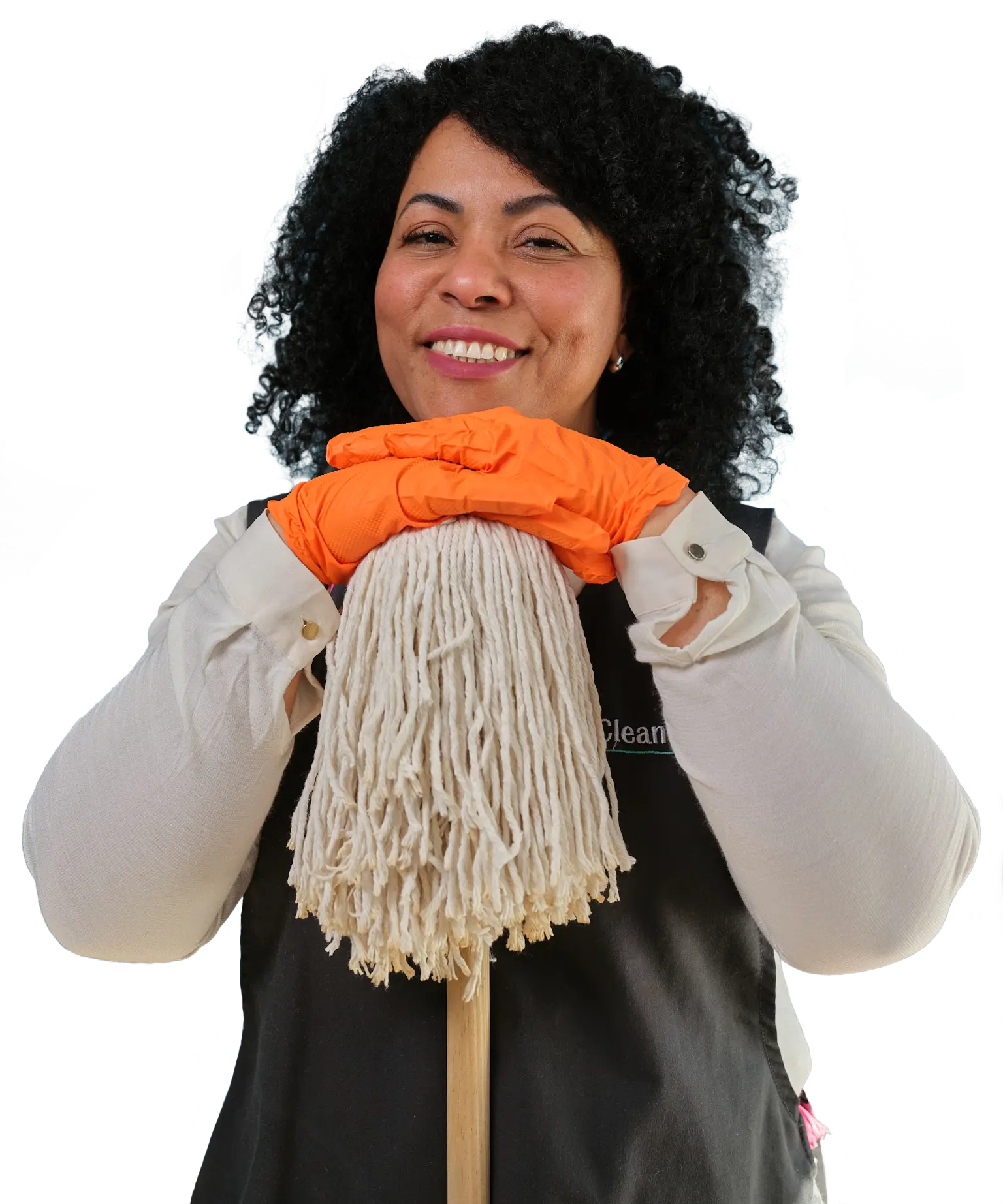 femme souriante aux cheveux bouclés tenant un balais