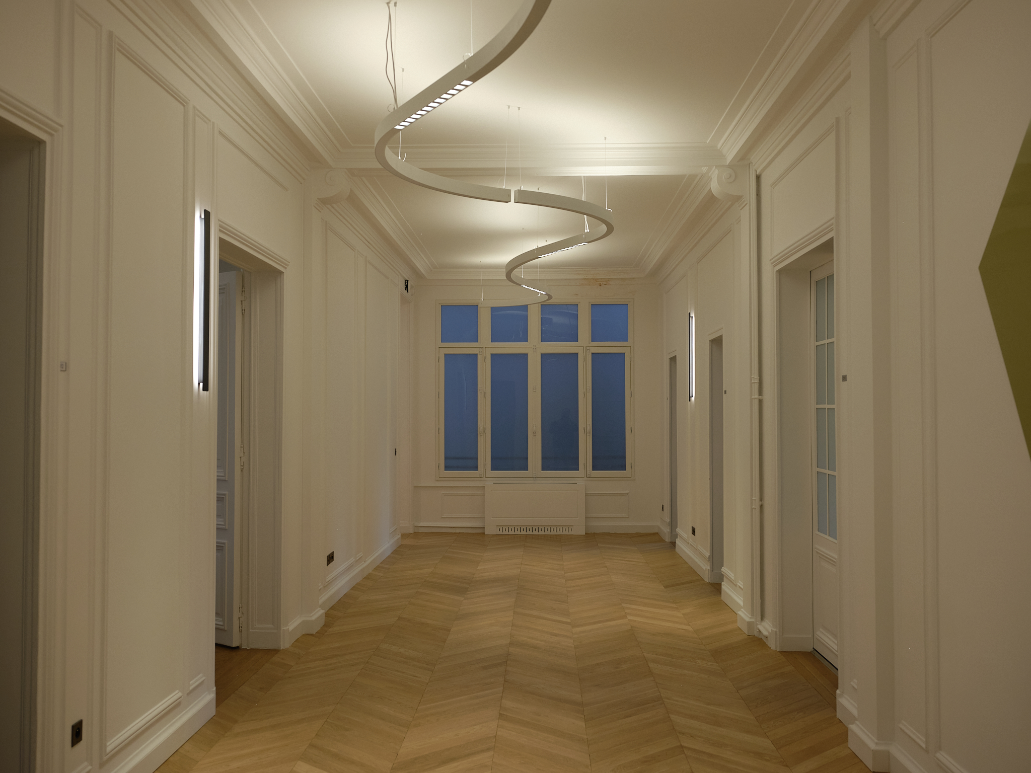Couloir vide de bureaux prestigieux avec parquet en point de Hongrie, sublimé par le nettoyage délicat de CleanSet