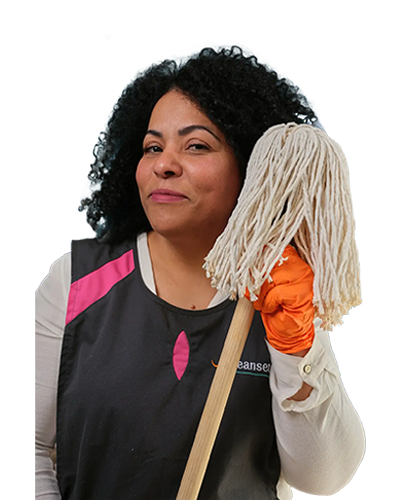 Agente CleanSet confiante avec un balai à franges sur l'épaule, experte en entretien des sols de bureaux