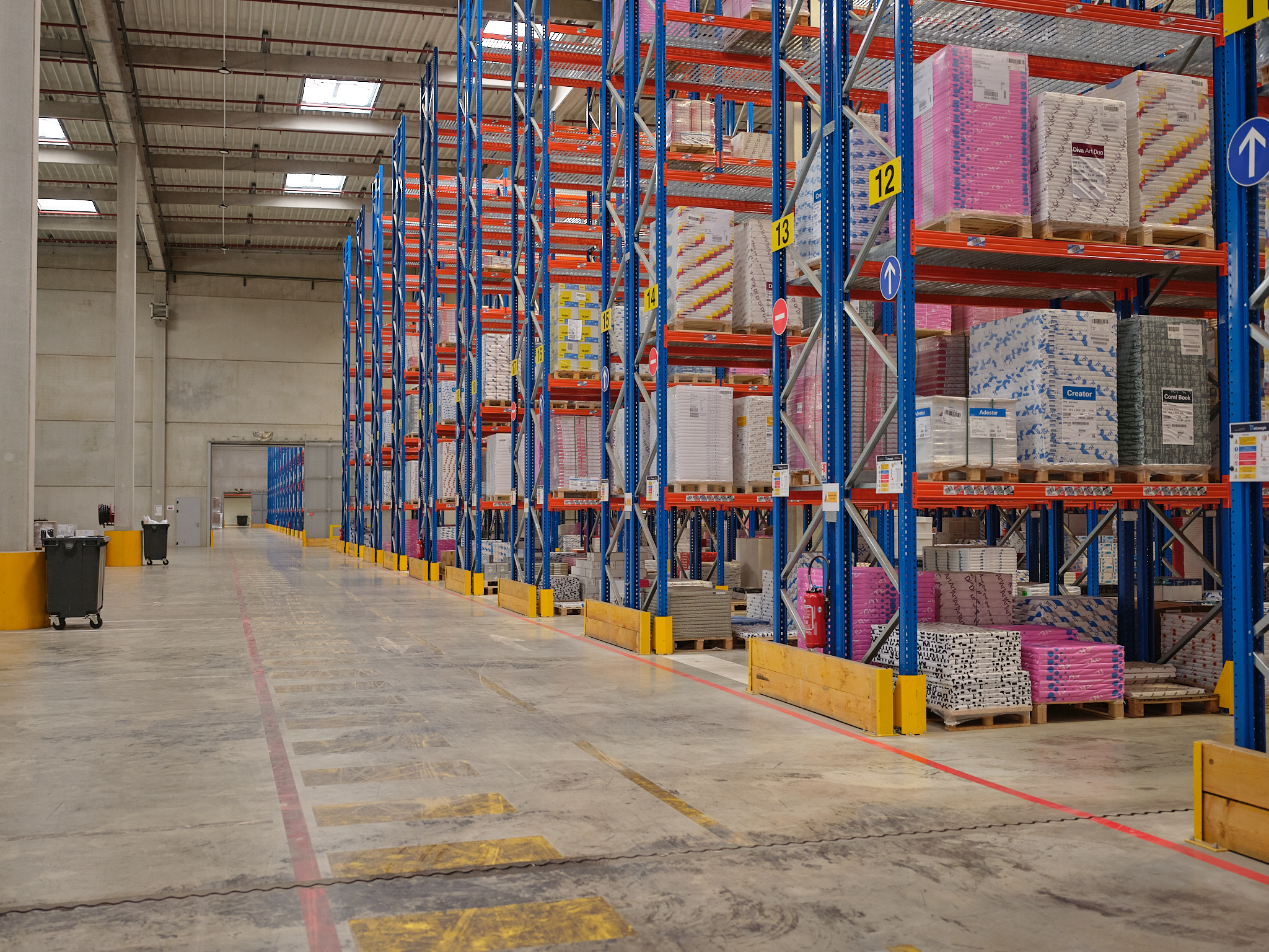 Allée propre d'un entrepôt logistique avec de hauts rayonnages, après un nettoyage professionnel par CleanSet en Île-de-France