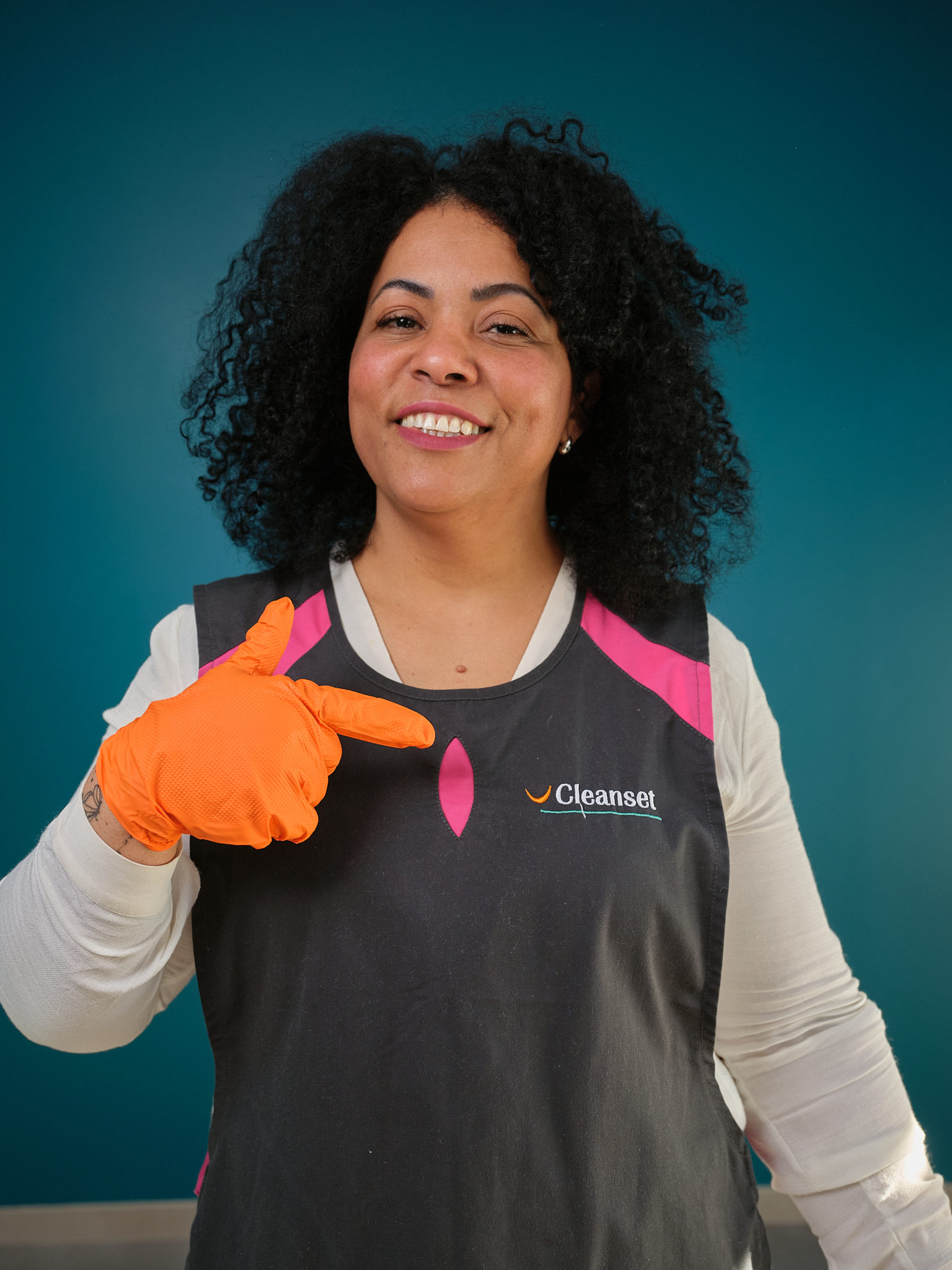 Agente CleanSet souriante, experte en entretien des sols de bureaux