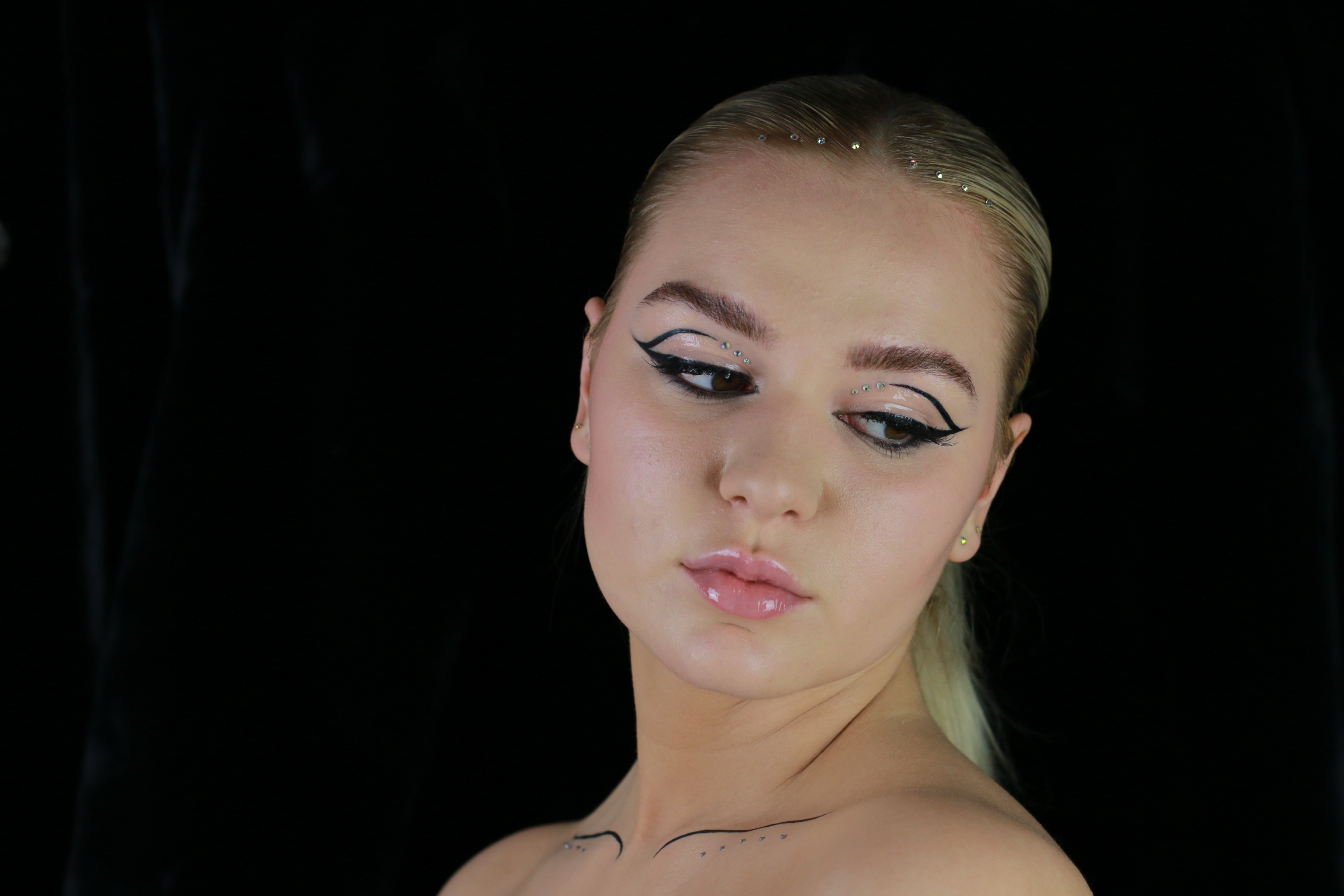 Modellbilder av jente med sminke og stramt hår