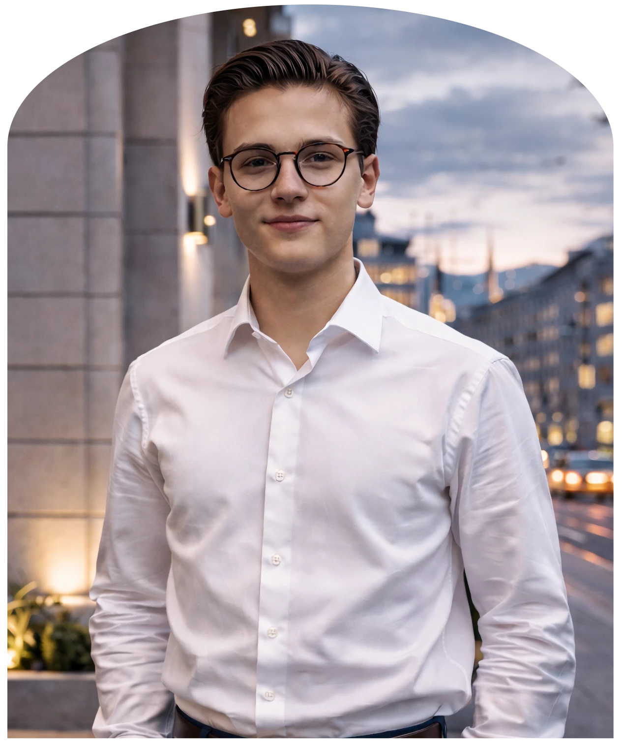 Louie Lüthi von findlocal.ch mit Brille und weisshem Hemd steht vor urbanem Hintergrund mit abendlichem Himmel.