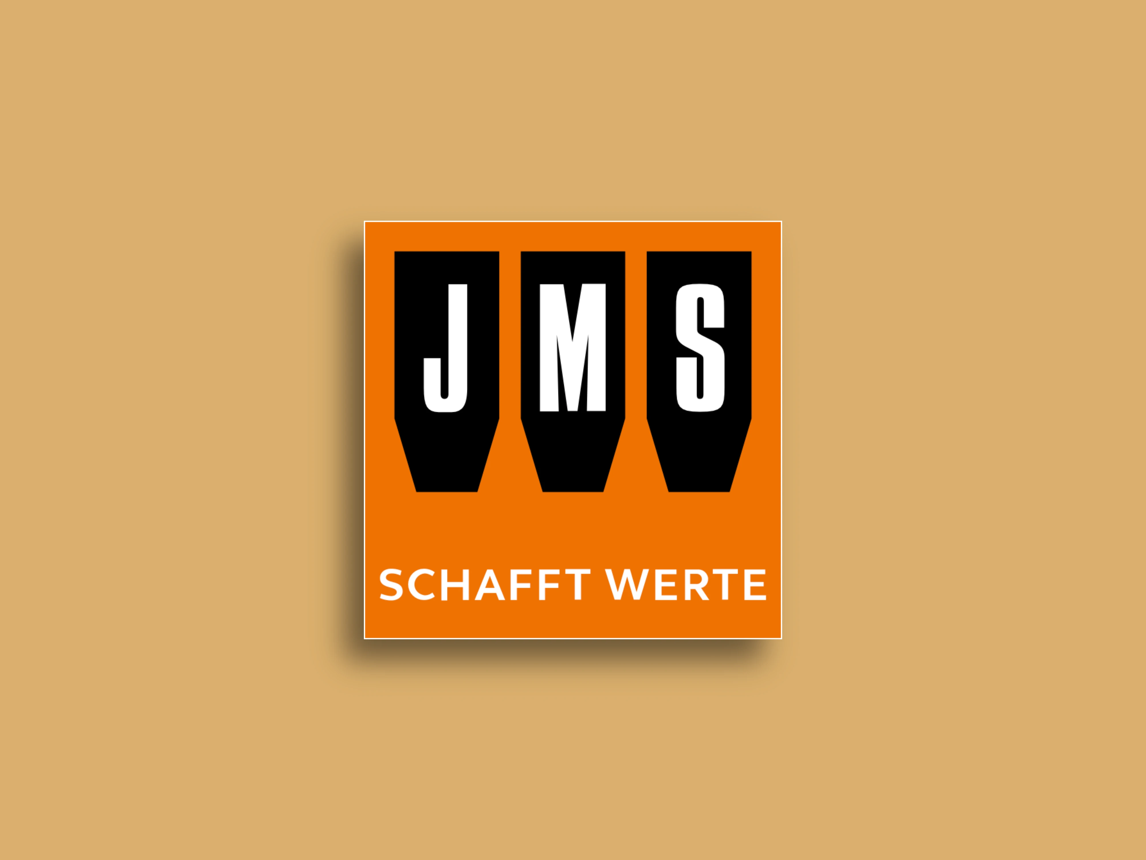 Das Logo von JMS auf beigem Hintergrund.