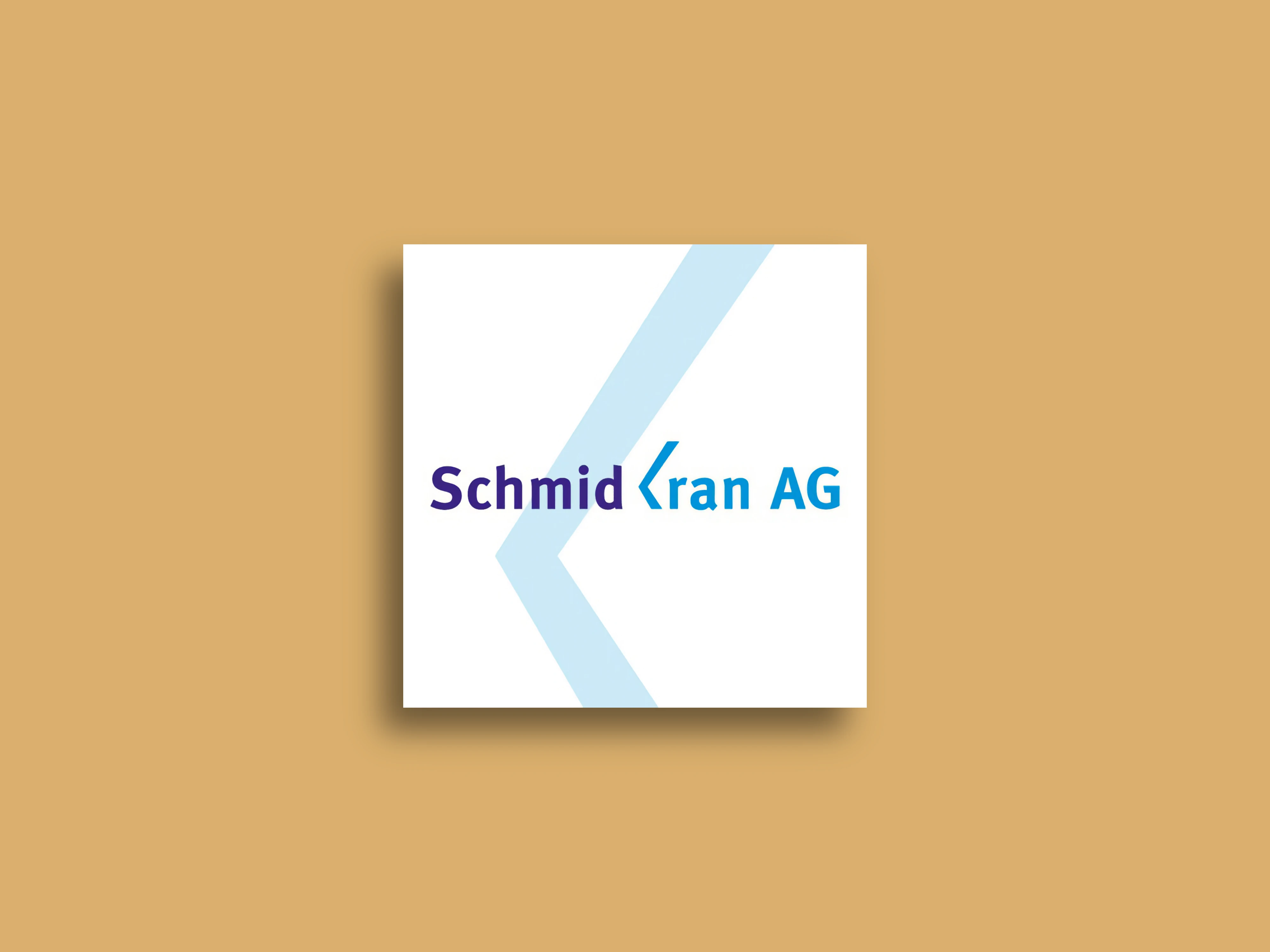 Das Logo von Schmid Kran AG auf beigem Hintergrund.