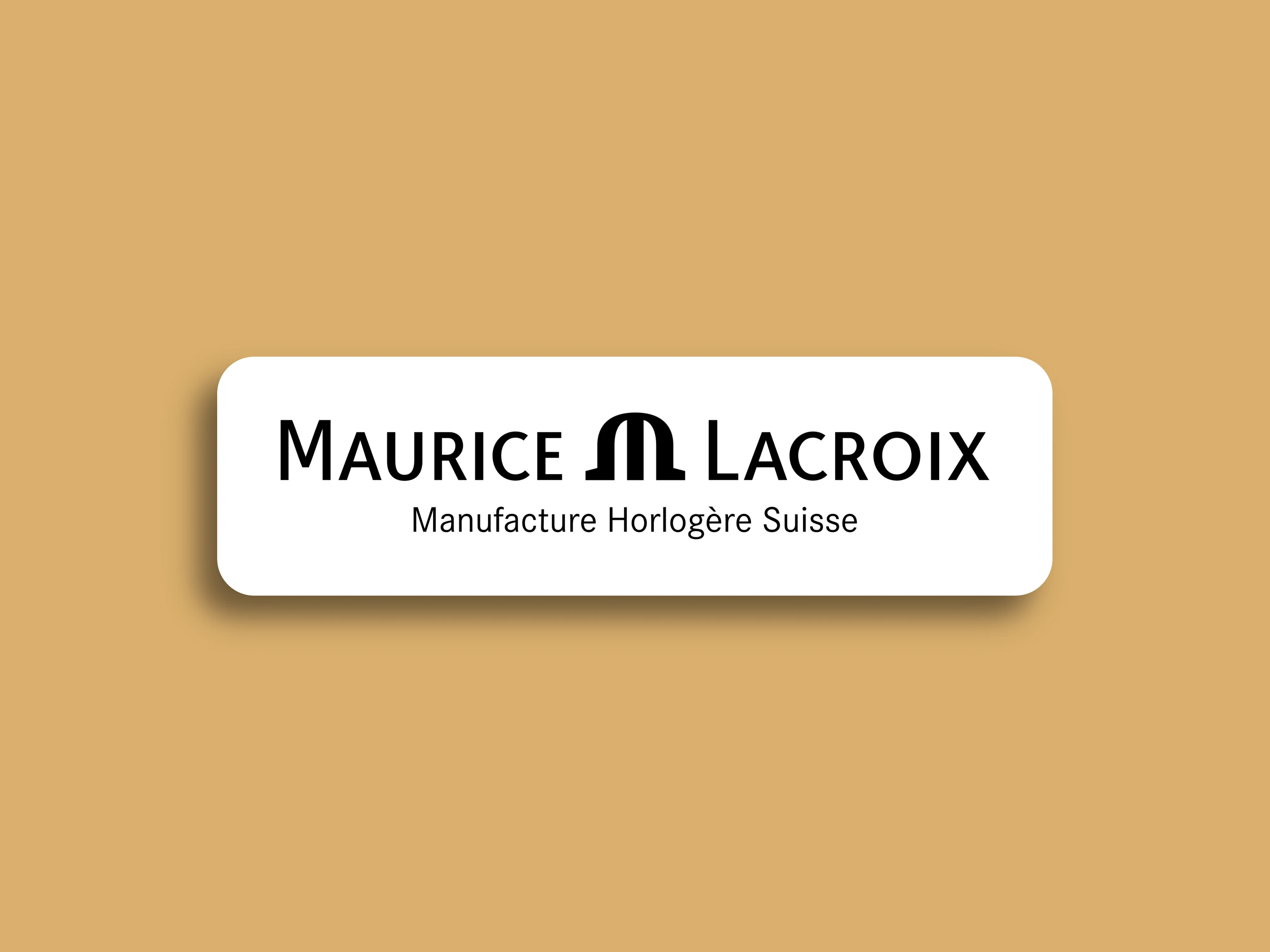 Das Logo von Maurice Lacroix auf beigem Hintergrund.