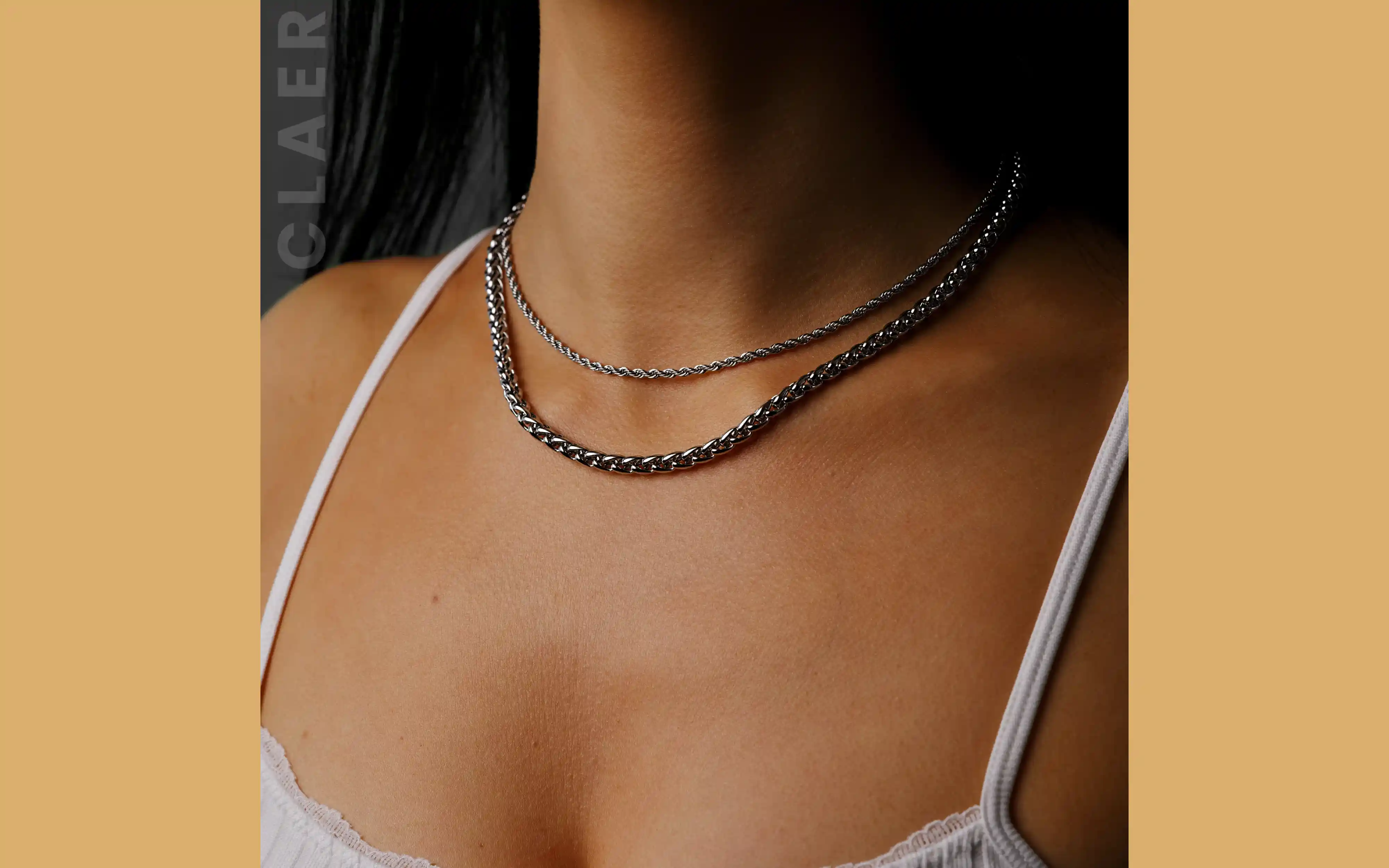Foto von klassischen, kombinierten Silberketten von CLAER.ch, von einem Frauenhals getragen.