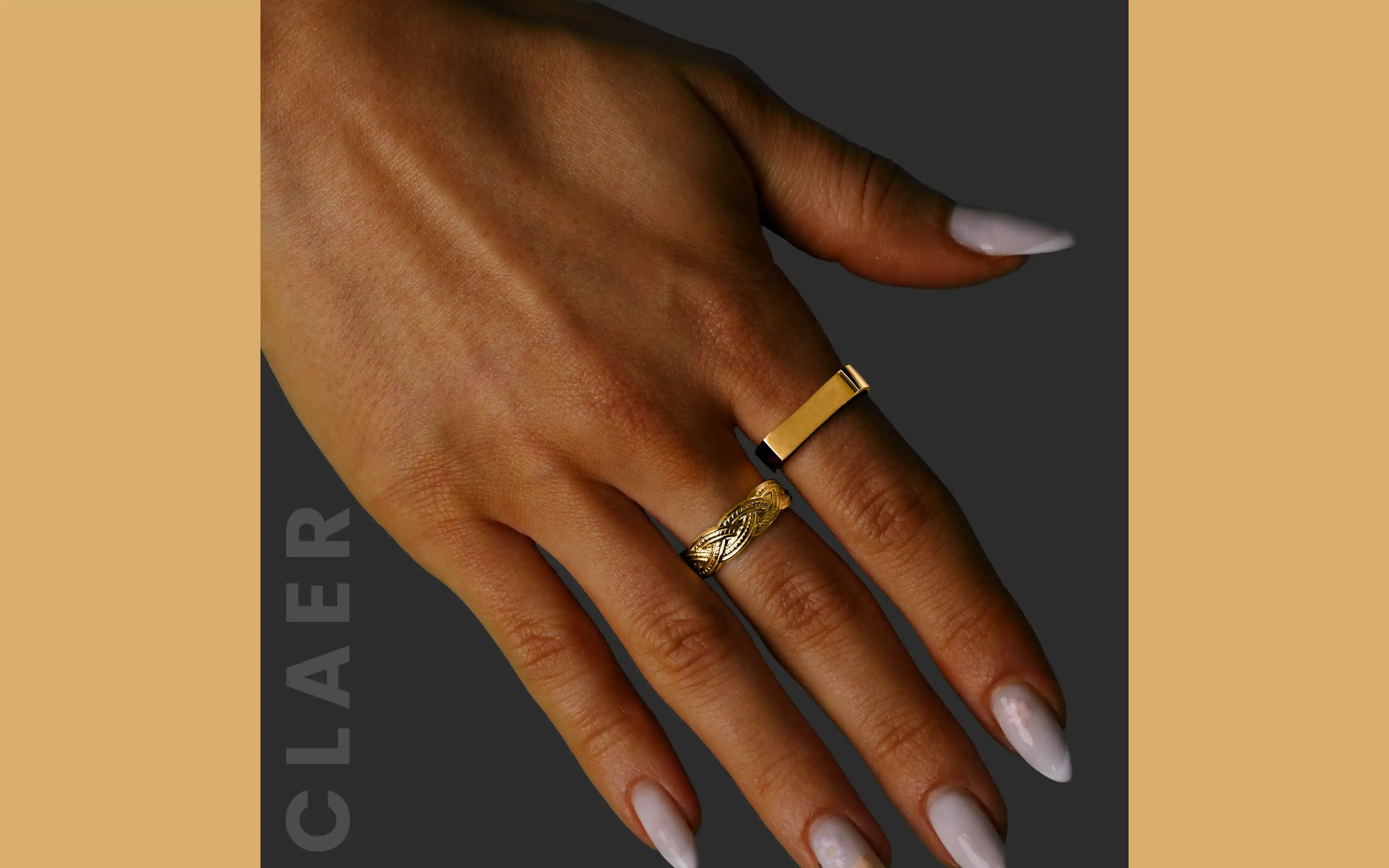 Foto von klassischen Goldringen von CLAER.ch, von einer Frauenhand getragen.