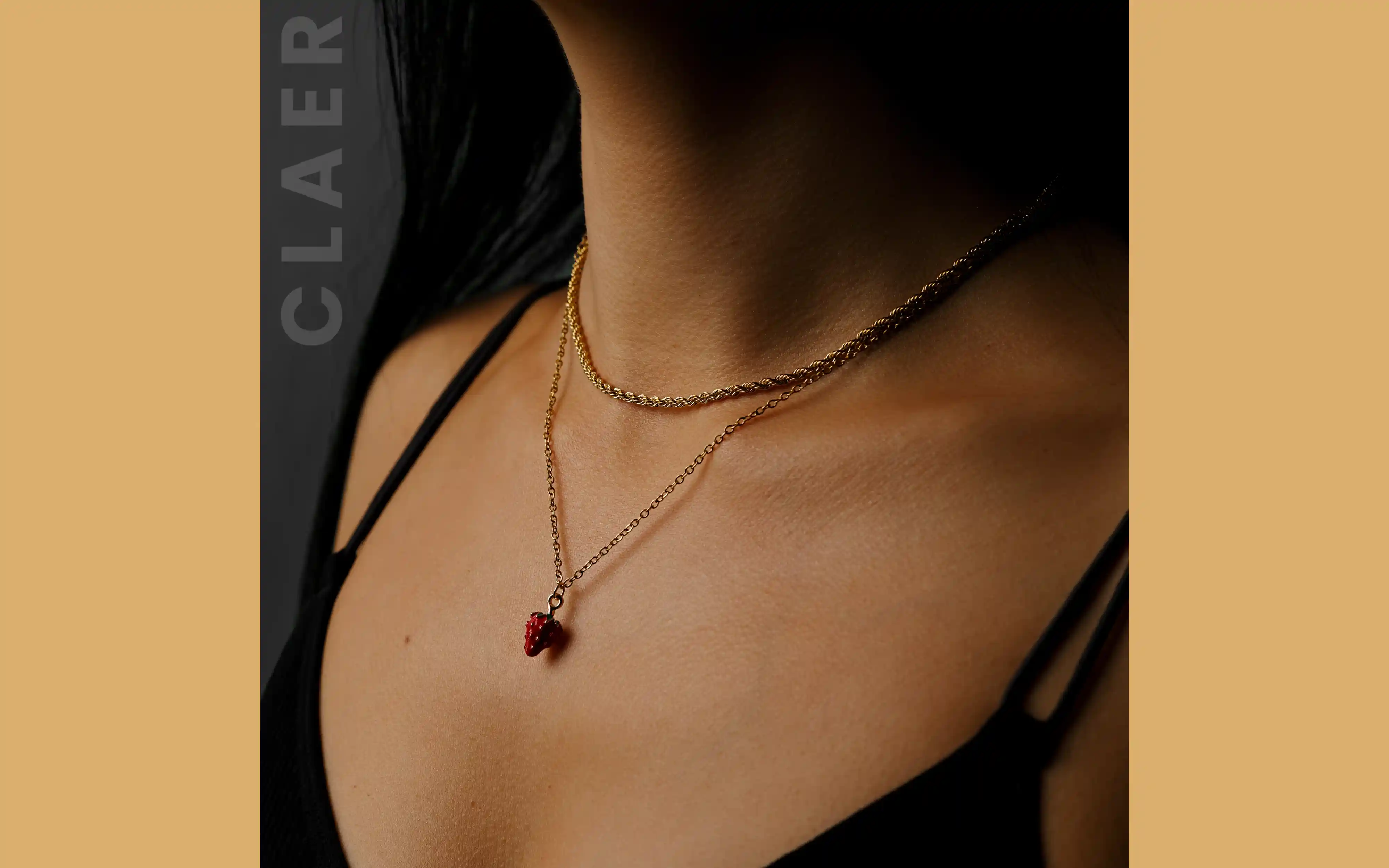 Foto von klassischen Bienen-Goldkette von CLAER.ch, von einem Frauenhals getragen.